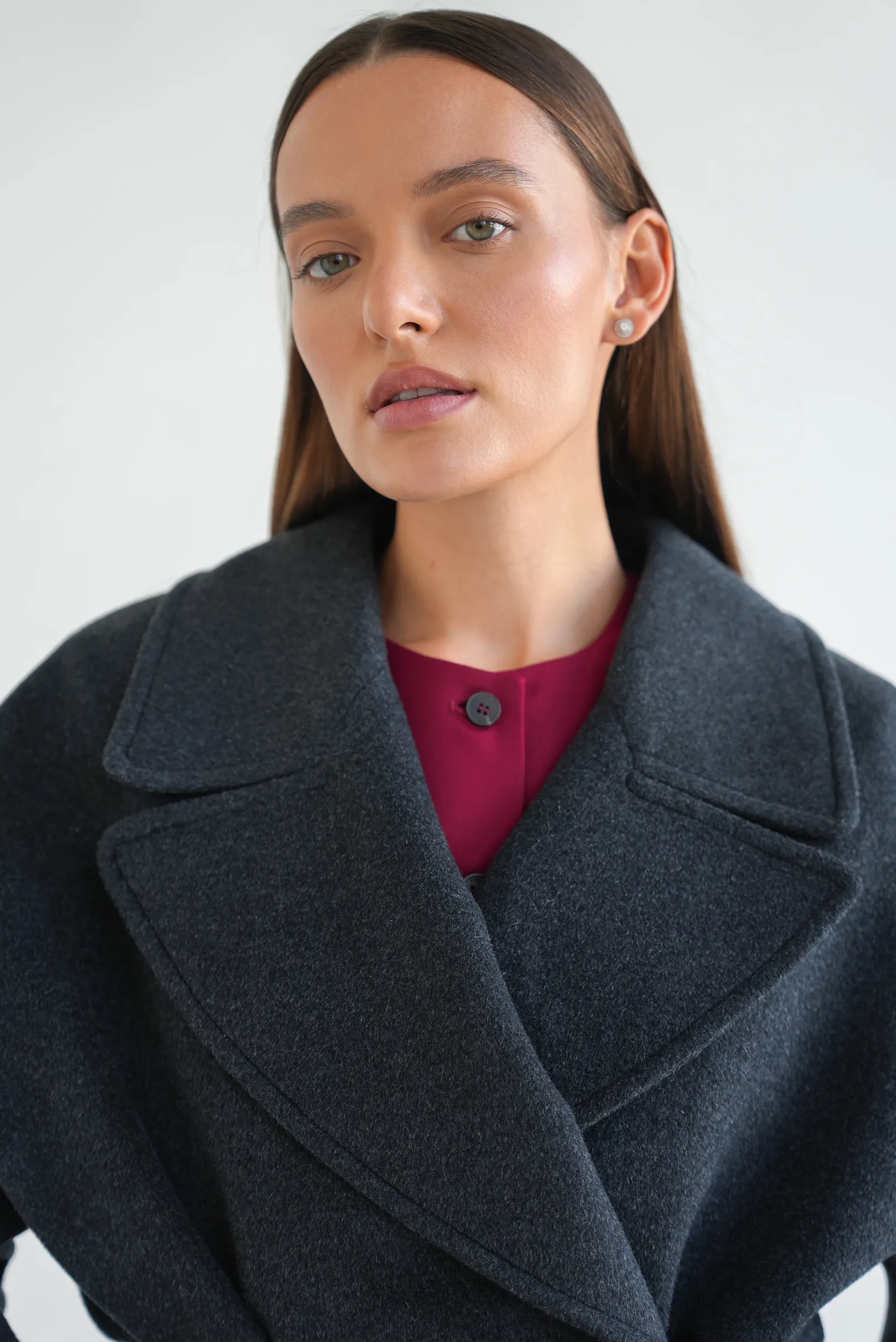 Пальто-халат укороченное с цельнокройным рукавом тёмно-серого цвета фото 2