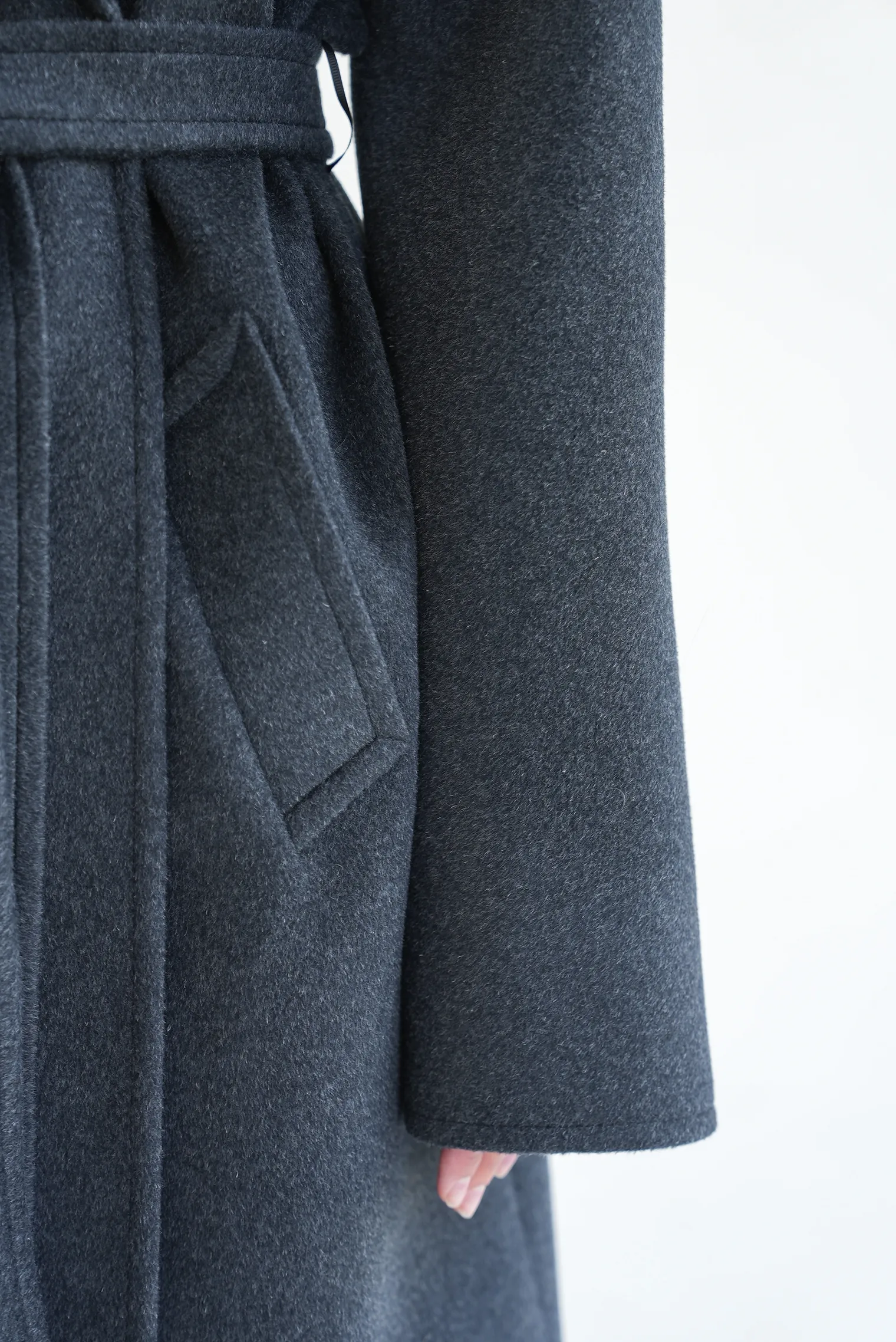 Пальто-халат укороченное с цельнокройным рукавом тёмно-серого цвета фото 6