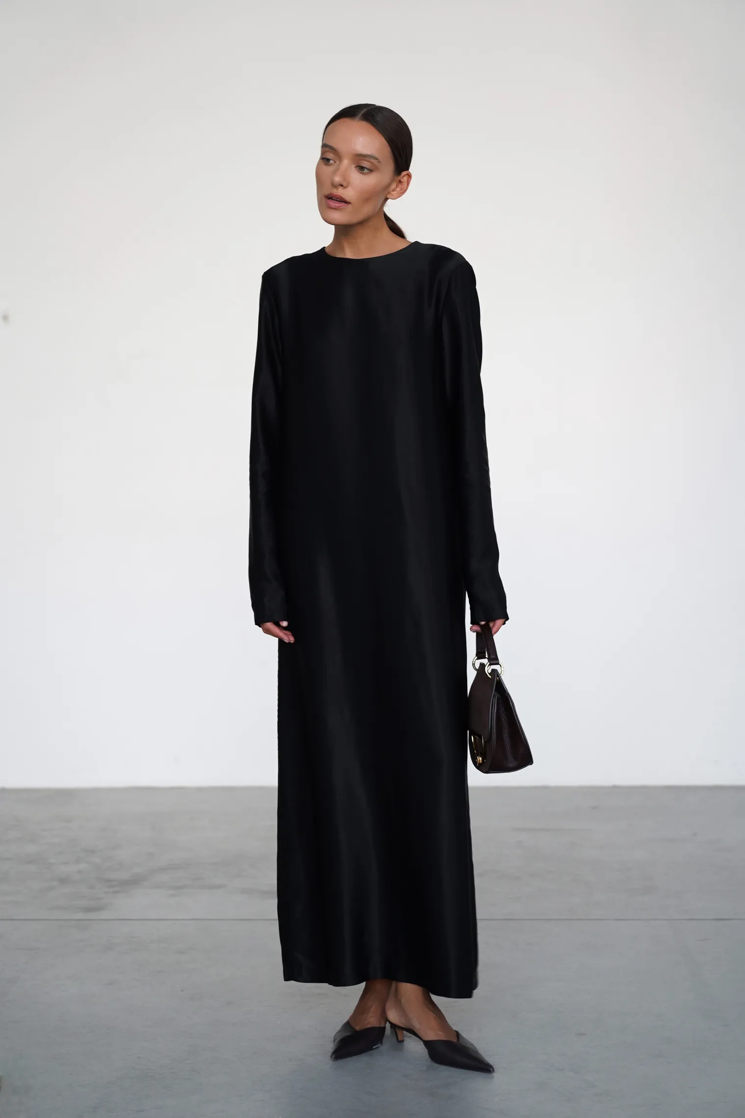 Платье прямого кроя из струящейся ткани чёрного цвета фото 7