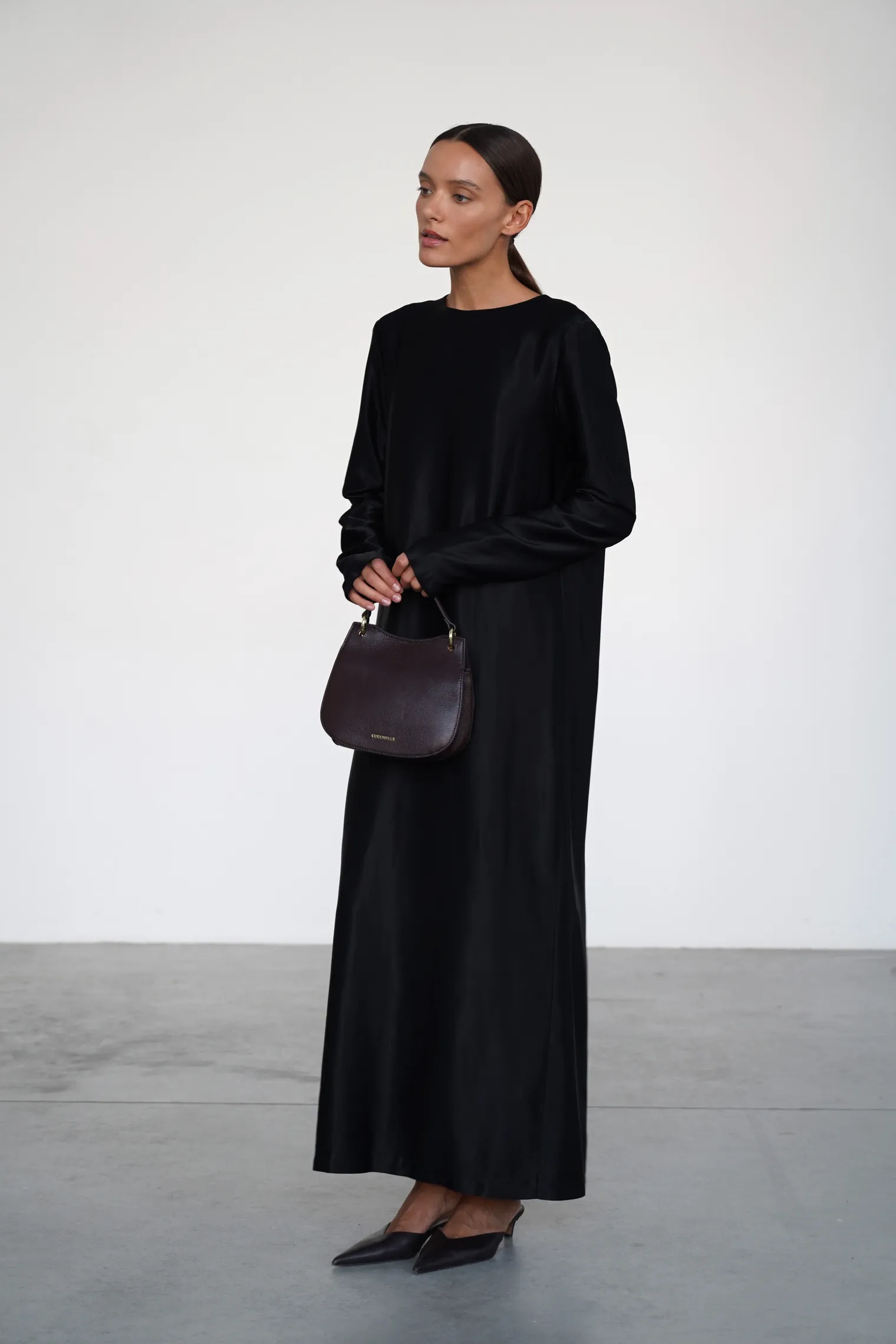 Платье прямого кроя из струящейся ткани чёрного цвета фото 1