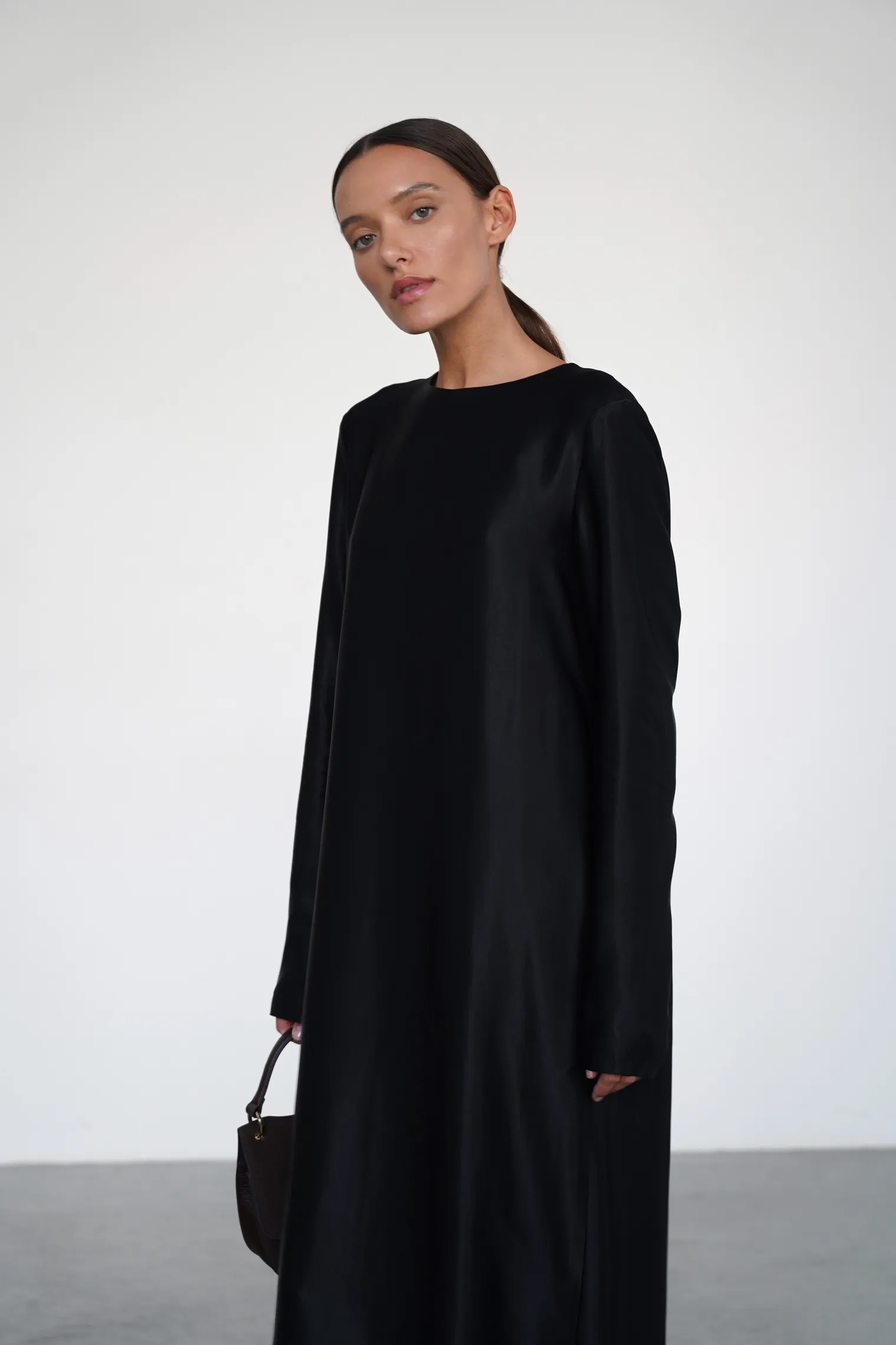 Платье прямого кроя из струящейся ткани чёрного цвета фото 5