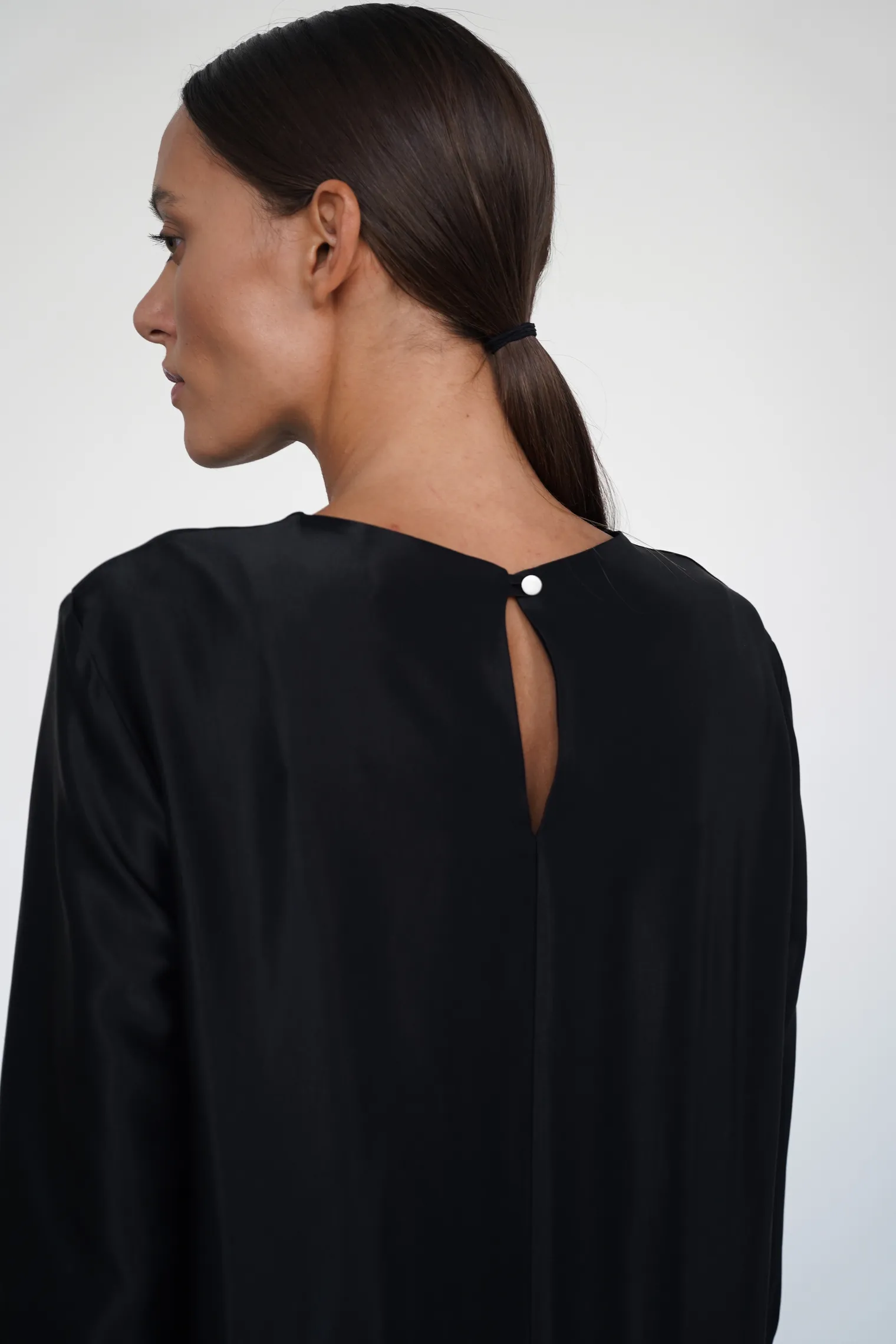 Платье прямого кроя из струящейся ткани чёрного цвета фото 6