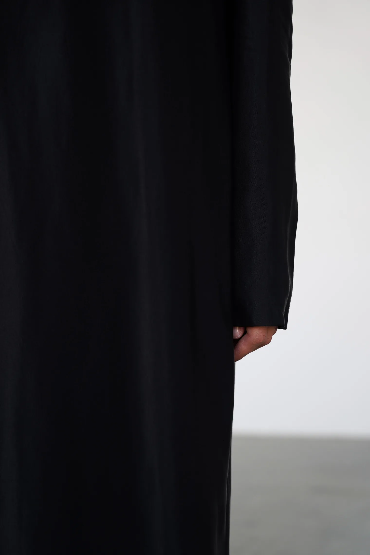 Платье прямого кроя из струящейся ткани чёрного цвета фото 2