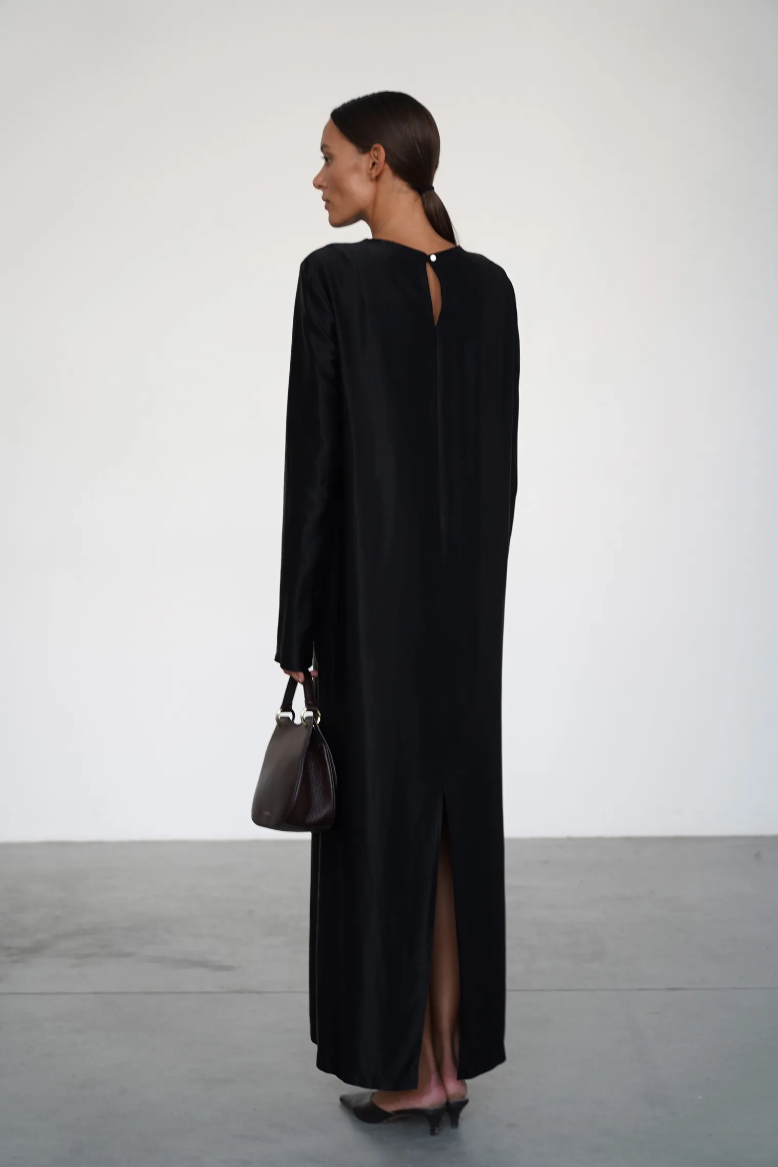 Платье прямого кроя из струящейся ткани чёрного цвета фото 4