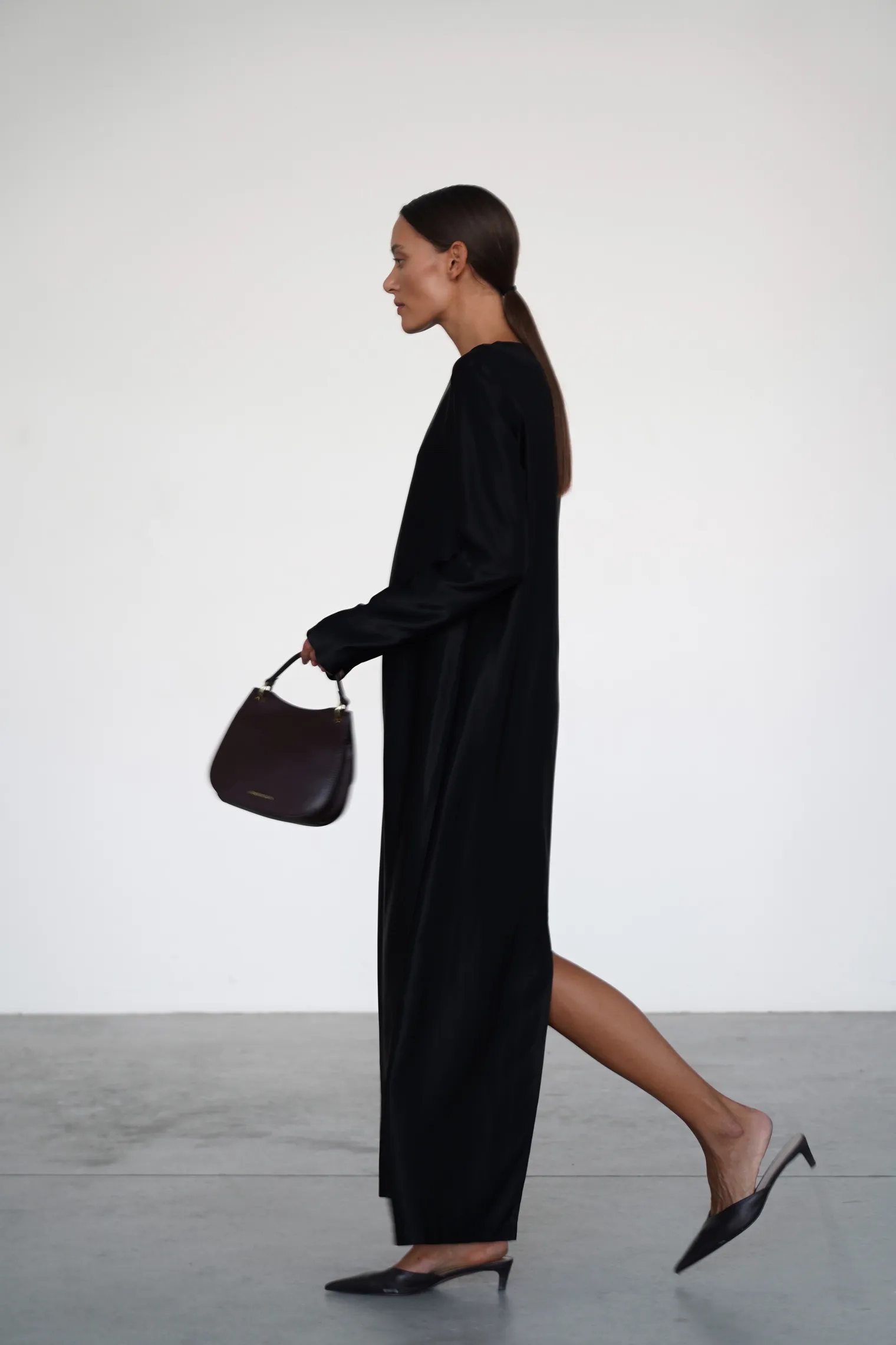 Платье прямого кроя из струящейся ткани чёрного цвета фото 3