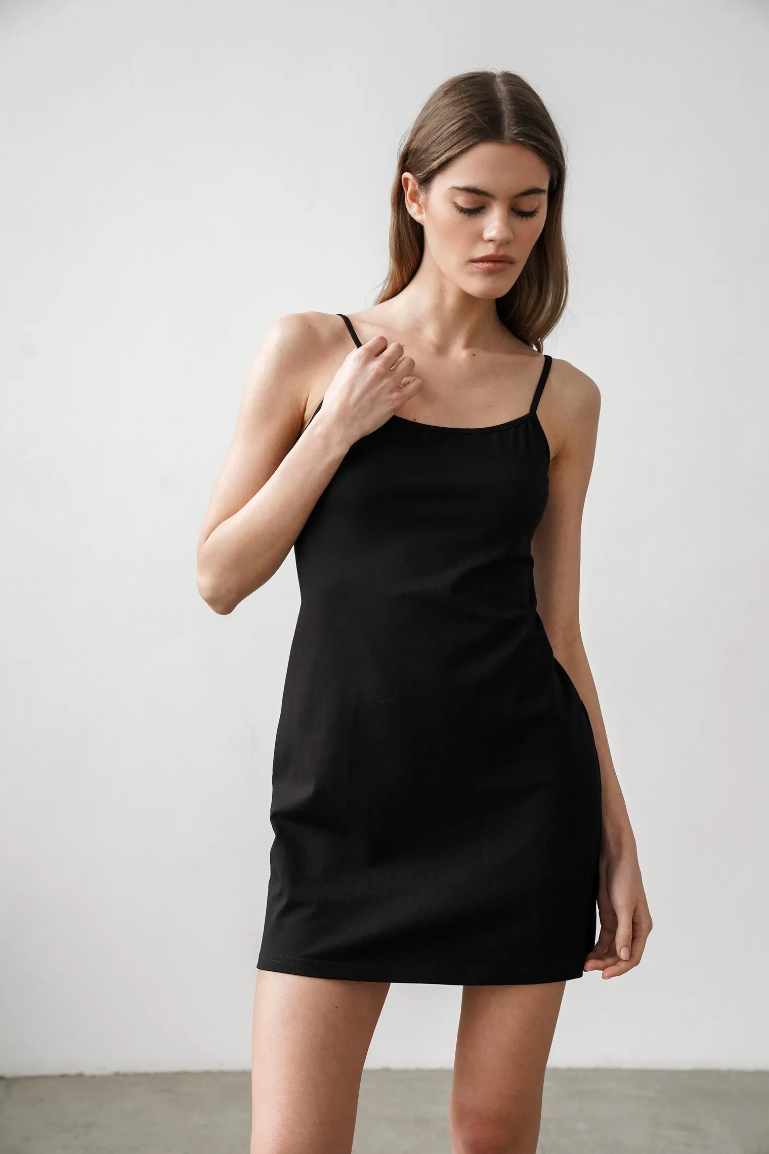 Платье мини на брителях чёрного цвета фото 5