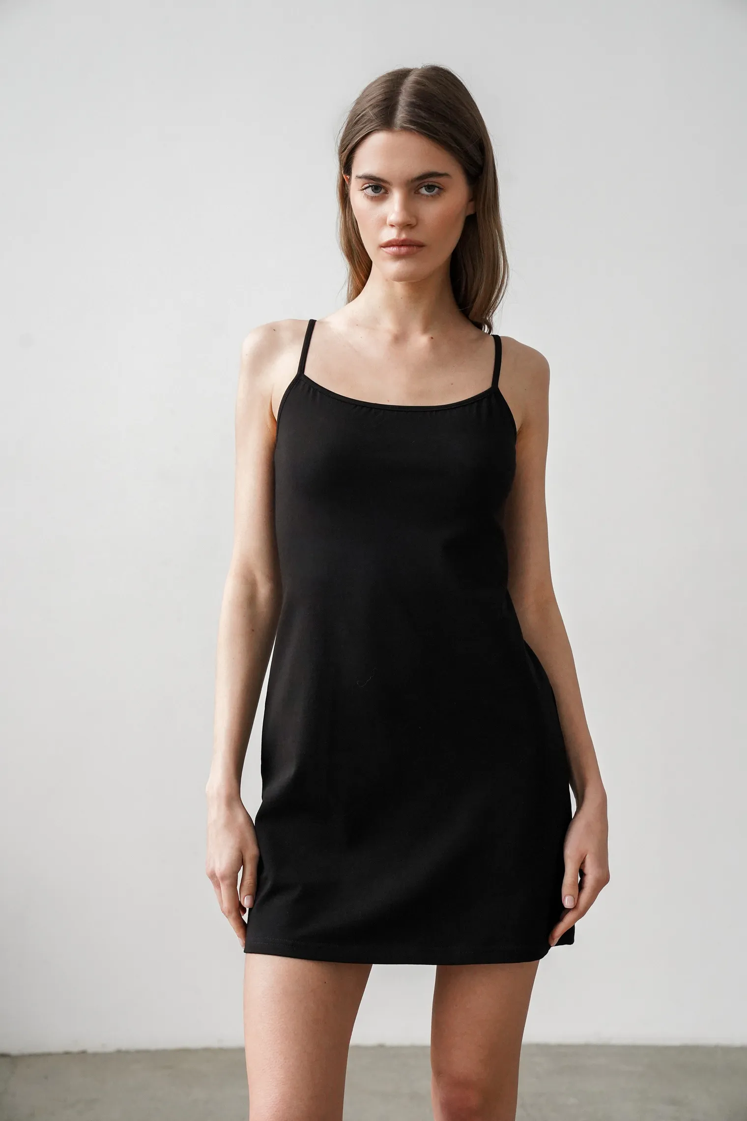 Платье мини на брителях чёрного цвета фото 6