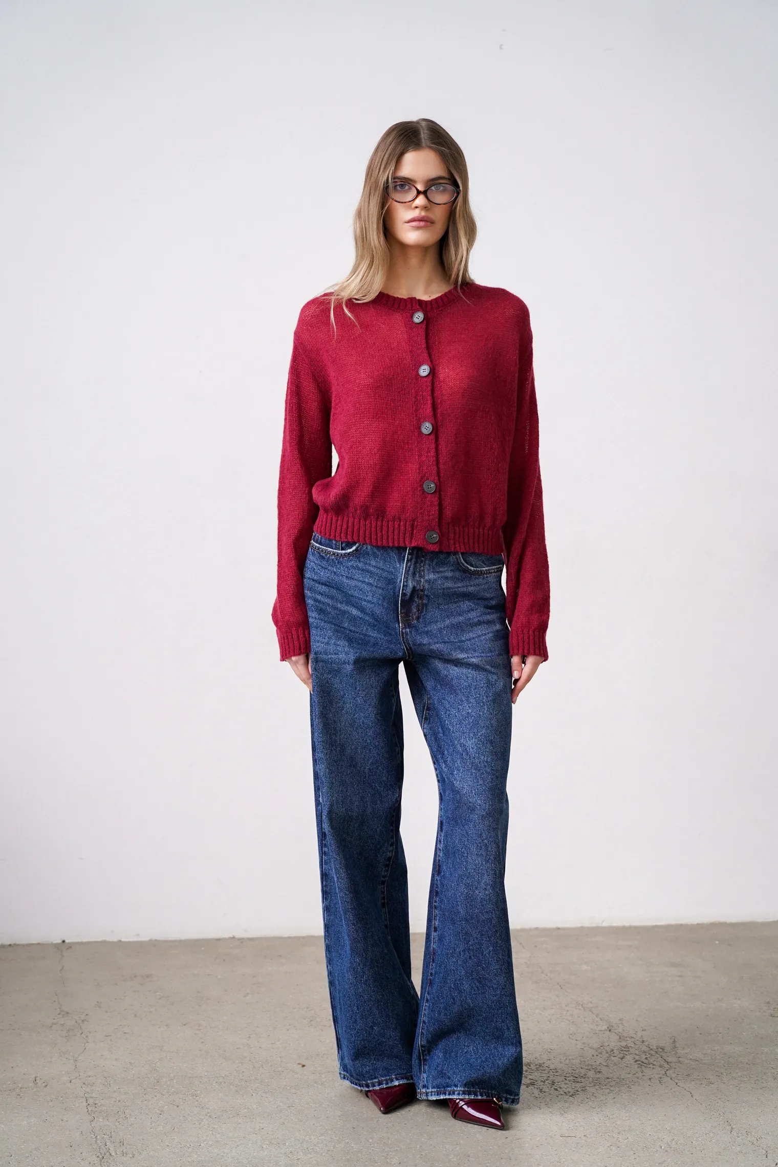 Кардиган ажурной вязки бордового цвета фото 3