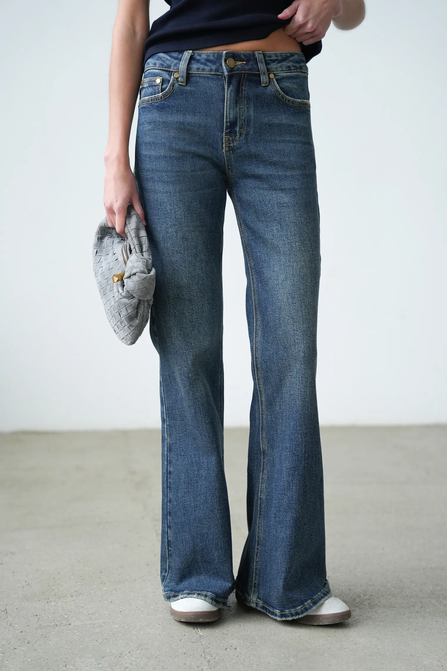 Джинсы клёш синего цвета фото 6