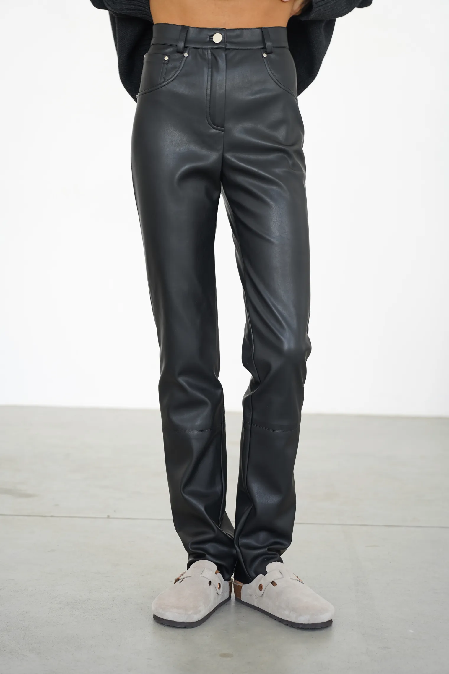 Брюки с завышенной талией из экокожи чёрного цвета фото 1