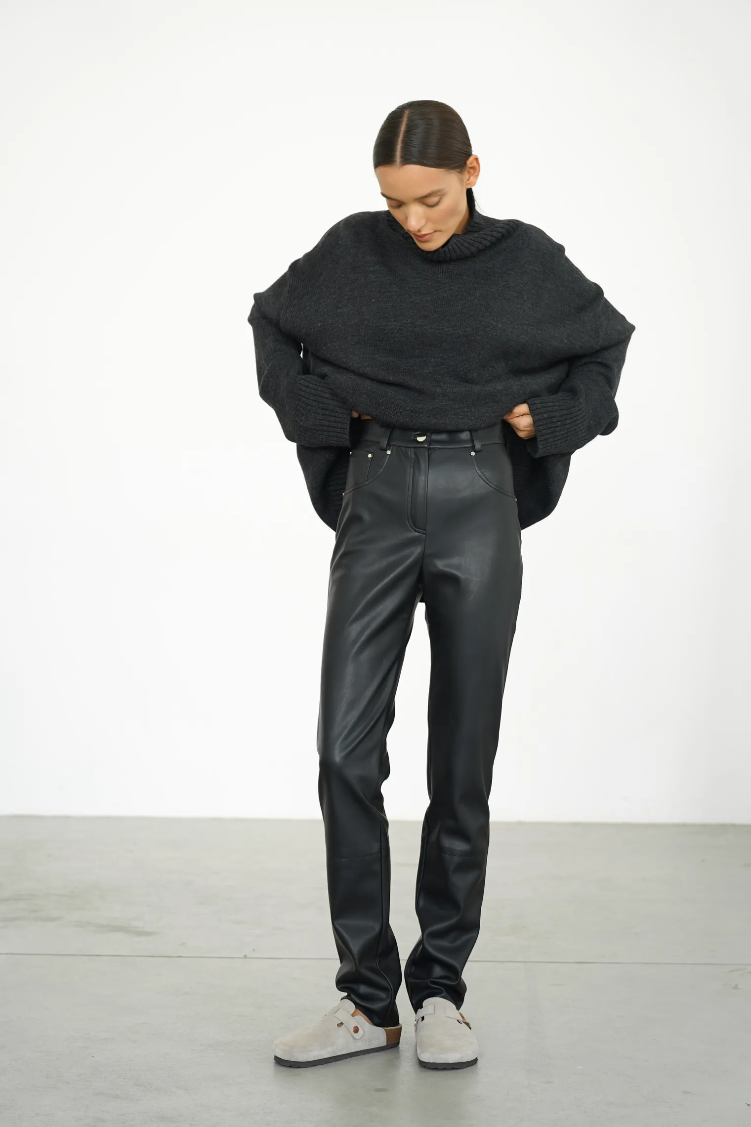 Брюки с завышенной талией из экокожи чёрного цвета фото 5