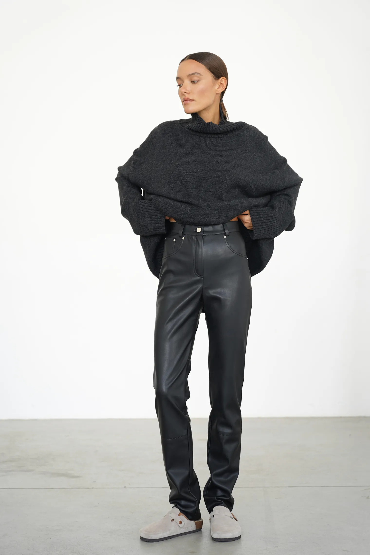 Брюки с завышенной талией из экокожи чёрного цвета фото 3