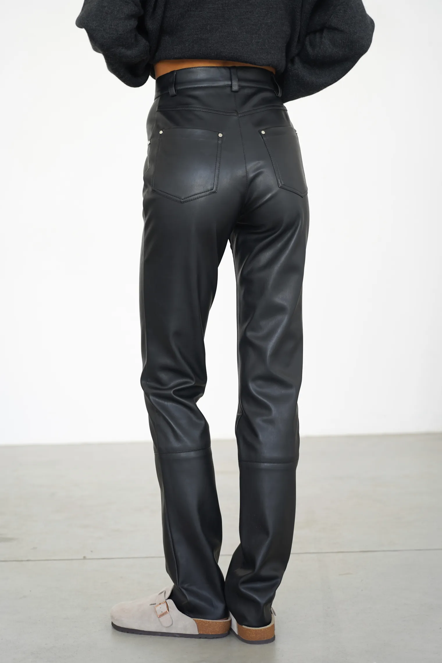 Брюки с завышенной талией из экокожи чёрного цвета фото 4