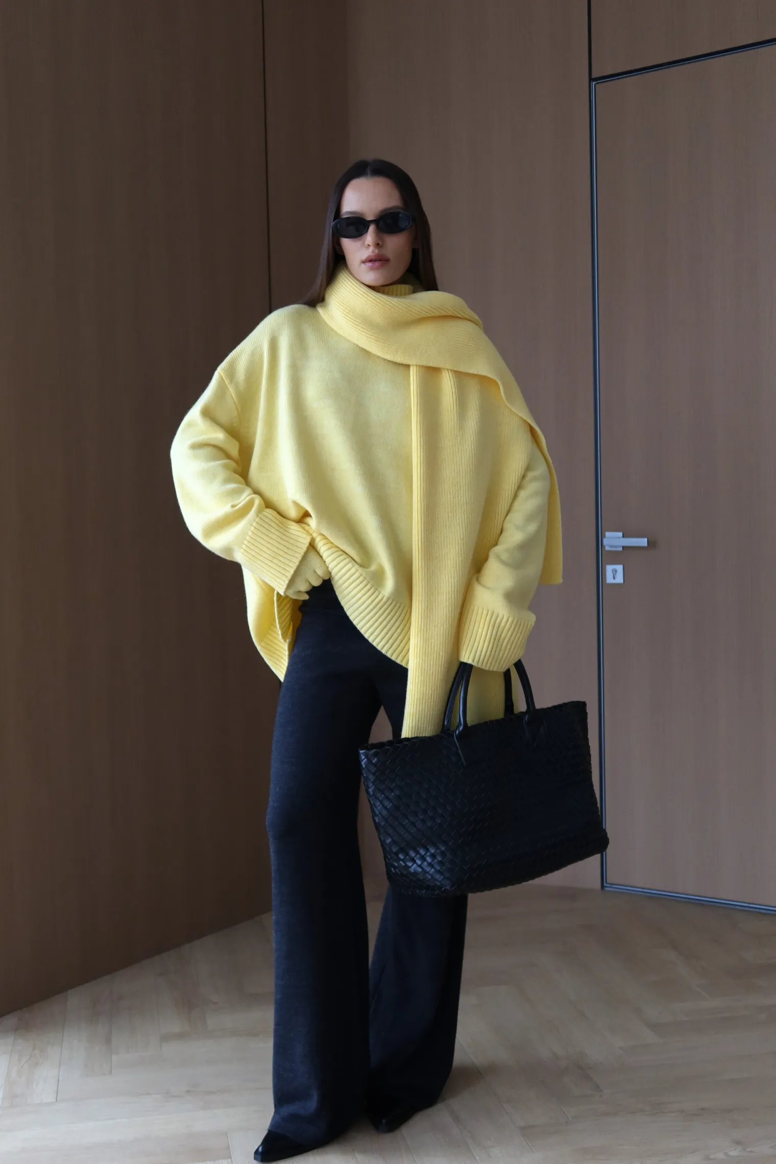 Джемпер мелкой вязки с высоким воротником сливочного цвета фото 2