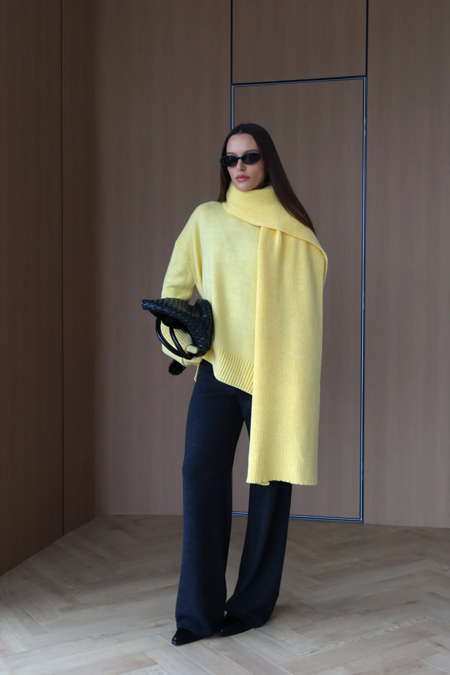 Джемпер мелкой вязки с высоким воротником сливочного цвета фото 4