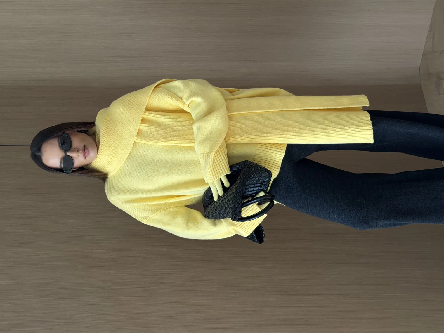 Джемпер мелкой вязки с высоким воротником сливочного цвета фото 1