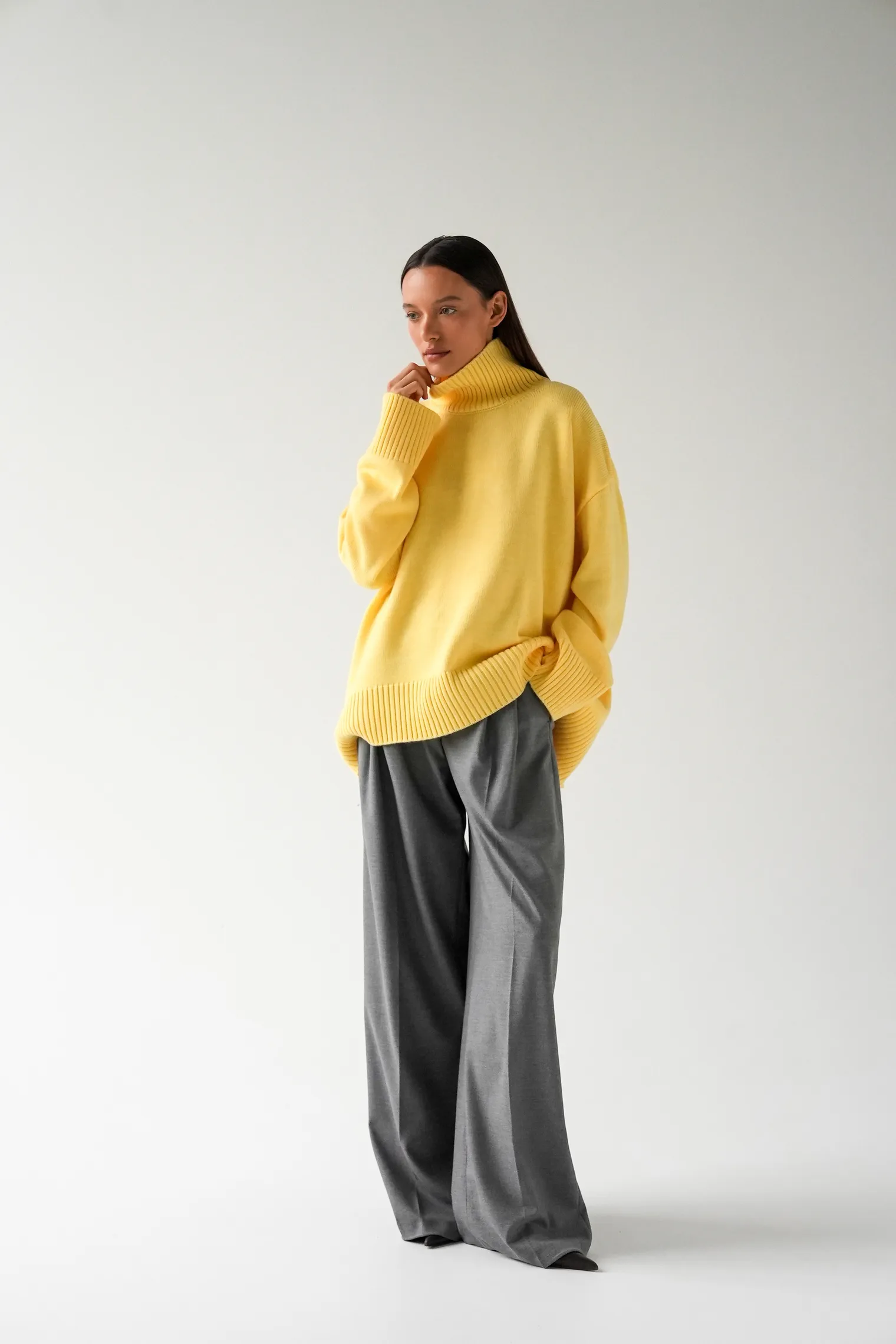 Джемпер мелкой вязки с высоким воротником сливочного цвета фото 9