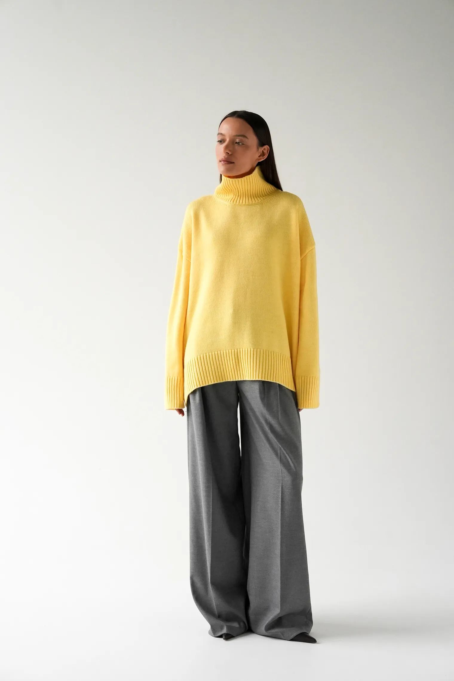 Джемпер мелкой вязки с высоким воротником сливочного цвета фото 3