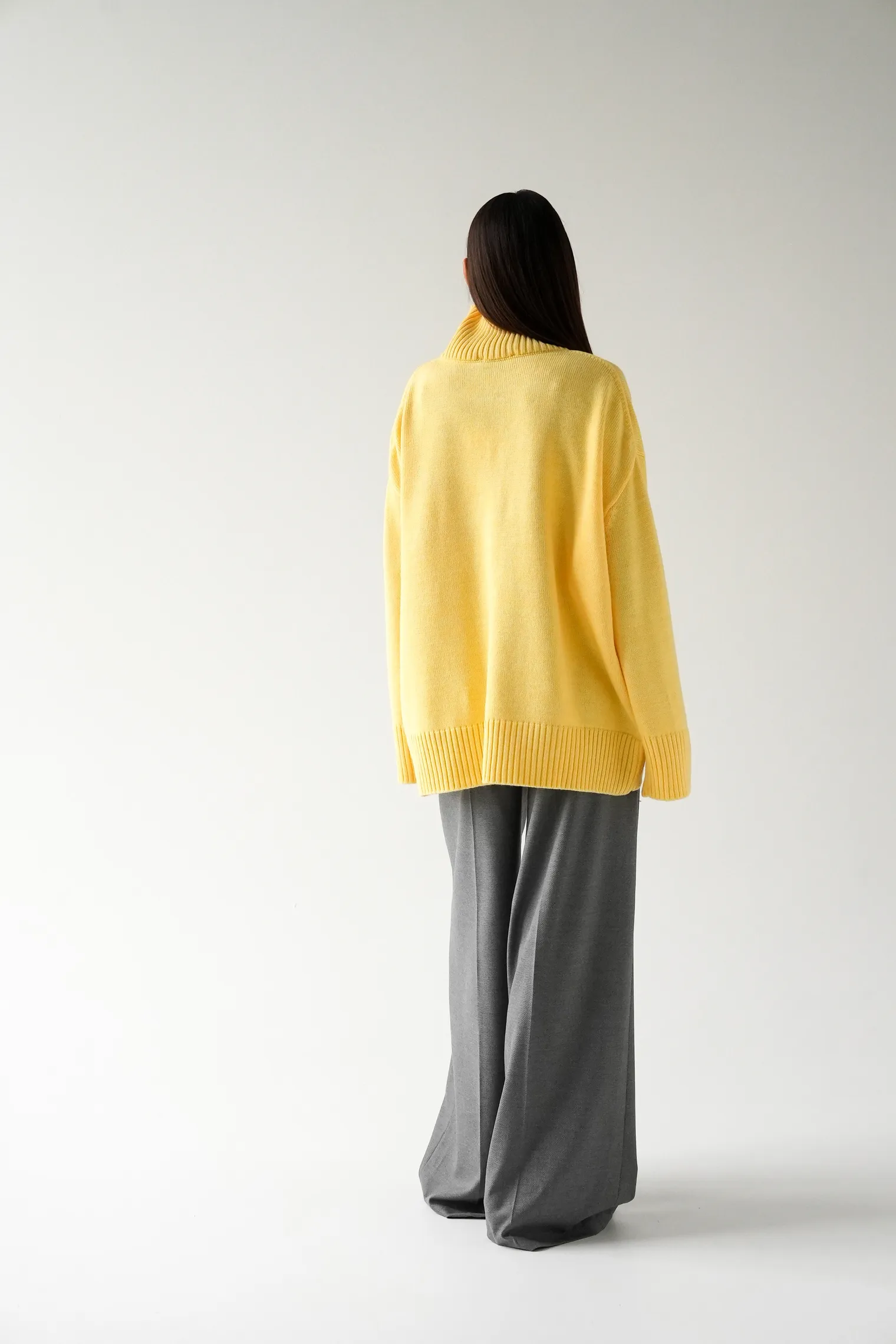 Джемпер мелкой вязки с высоким воротником сливочного цвета фото 10