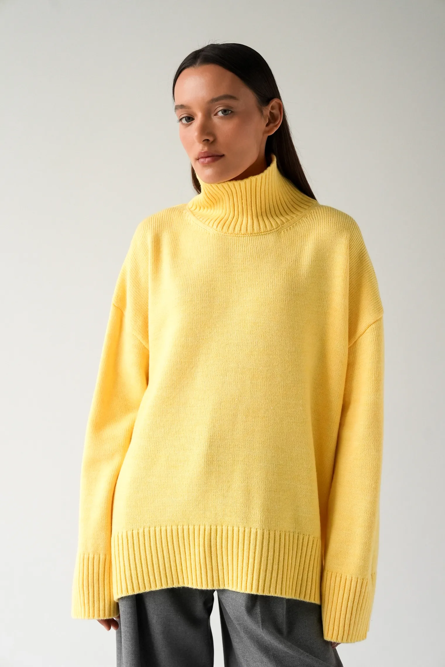 Джемпер мелкой вязки с высоким воротником сливочного цвета фото 8