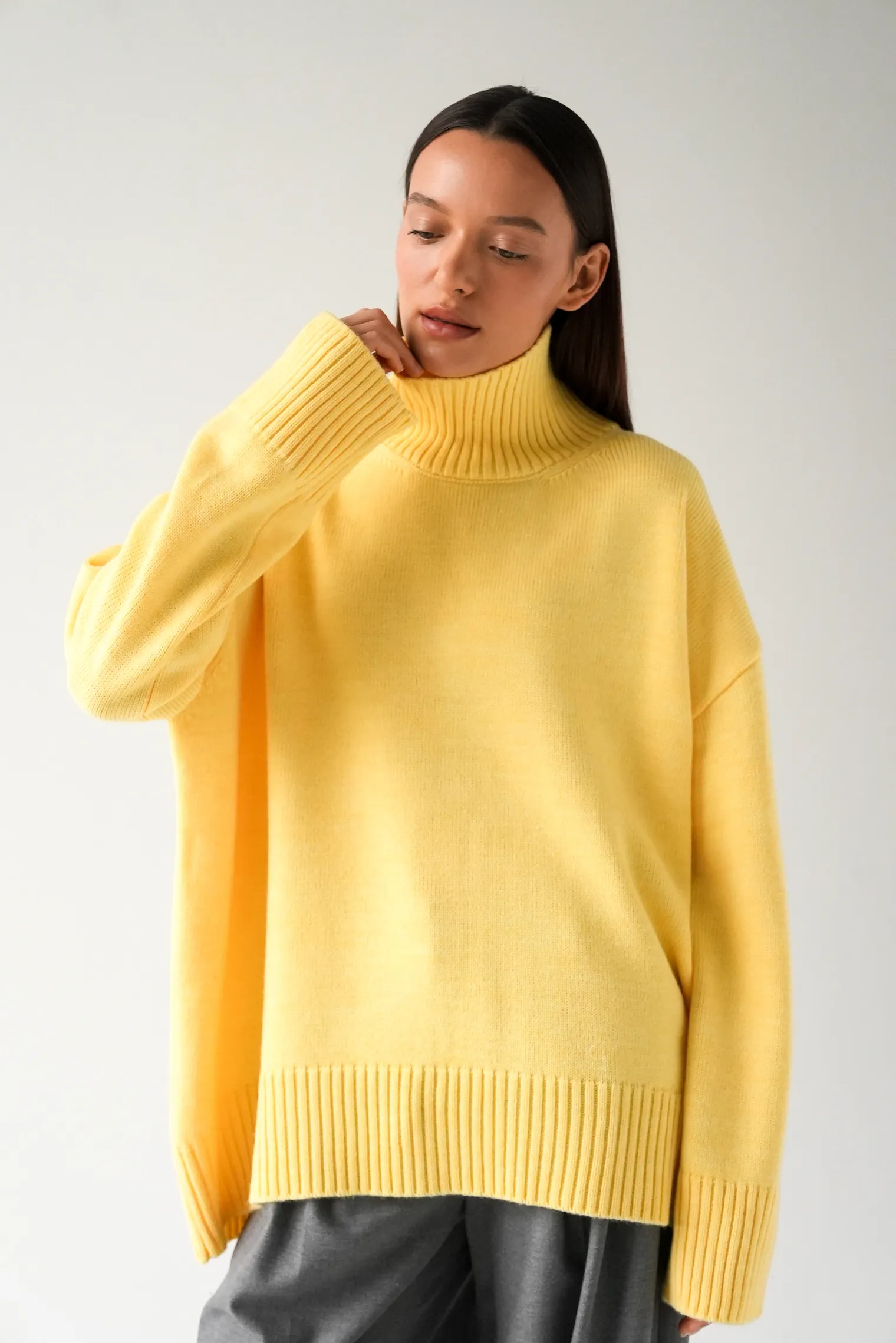 Джемпер мелкой вязки с высоким воротником сливочного цвета фото 6