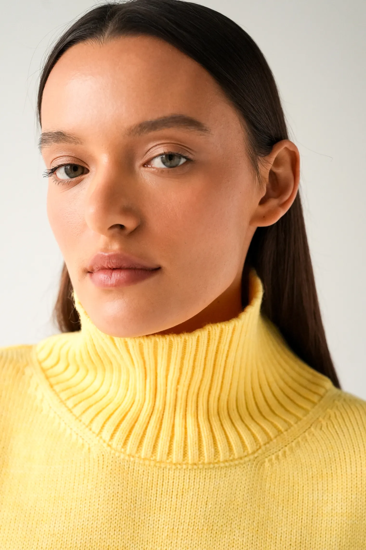 Джемпер мелкой вязки с высоким воротником сливочного цвета фото 7