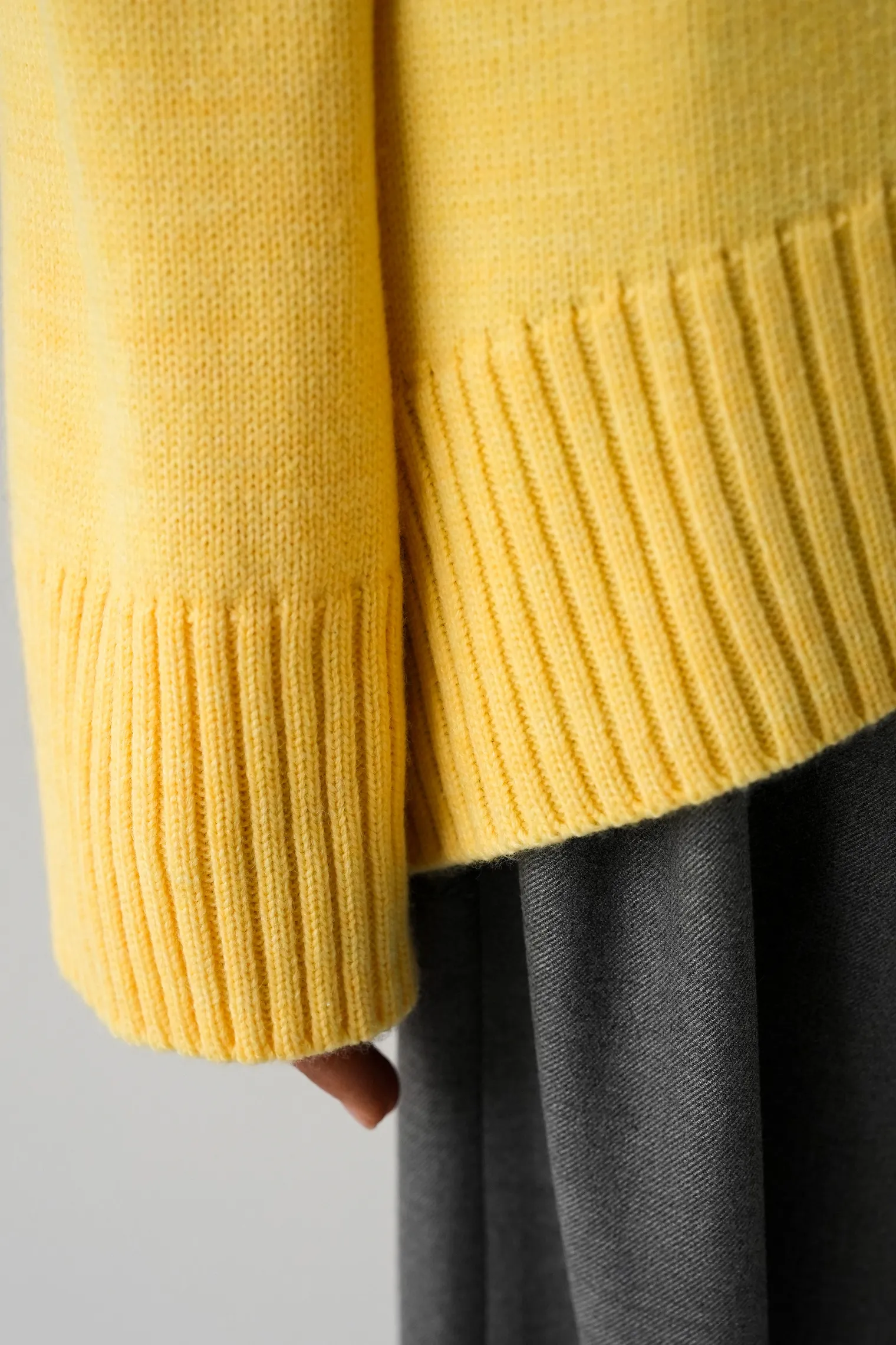 Джемпер мелкой вязки с высоким воротником сливочного цвета фото 2