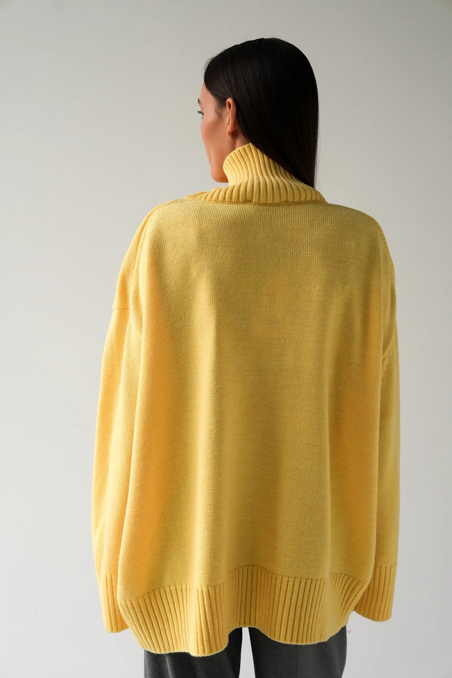 Джемпер мелкой вязки с высоким воротником сливочного цвета фото 4