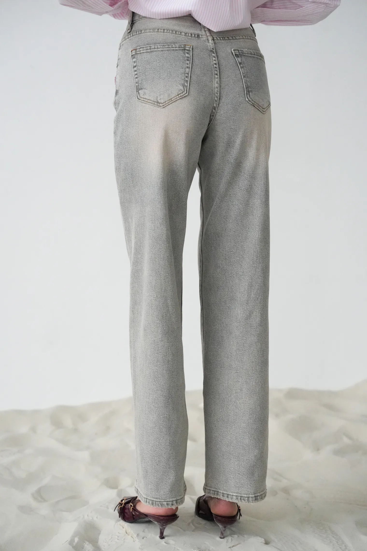 Джинсы прямого кроя в винтажном стиле серого цвета фото 4