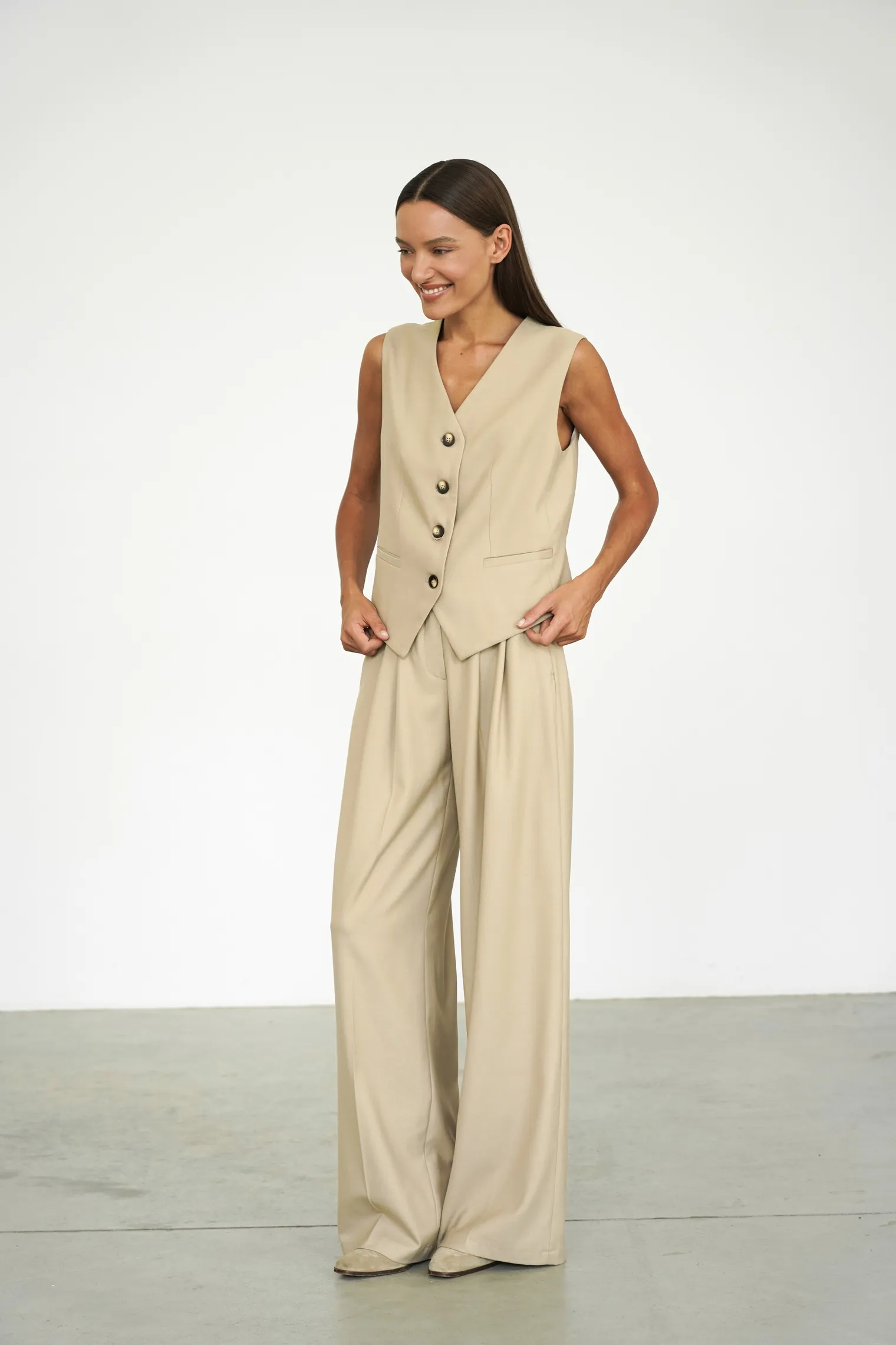 Брюки широкого кроя с завышенной талией со складками бежевого цвета фото 7