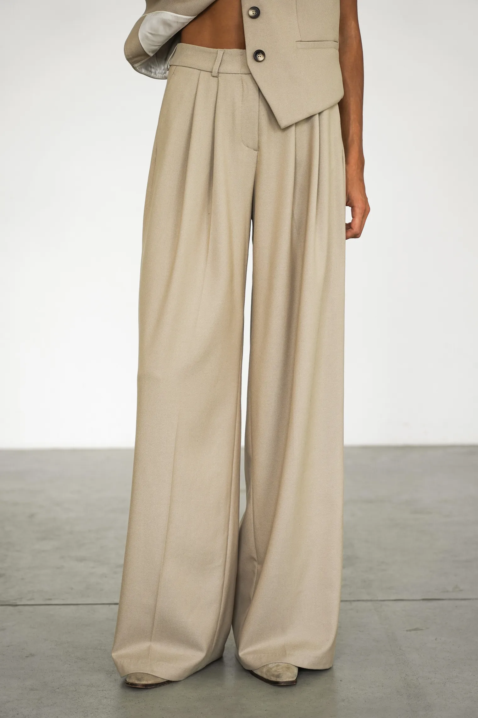 Брюки широкого кроя с завышенной талией со складками бежевого цвета фото 3