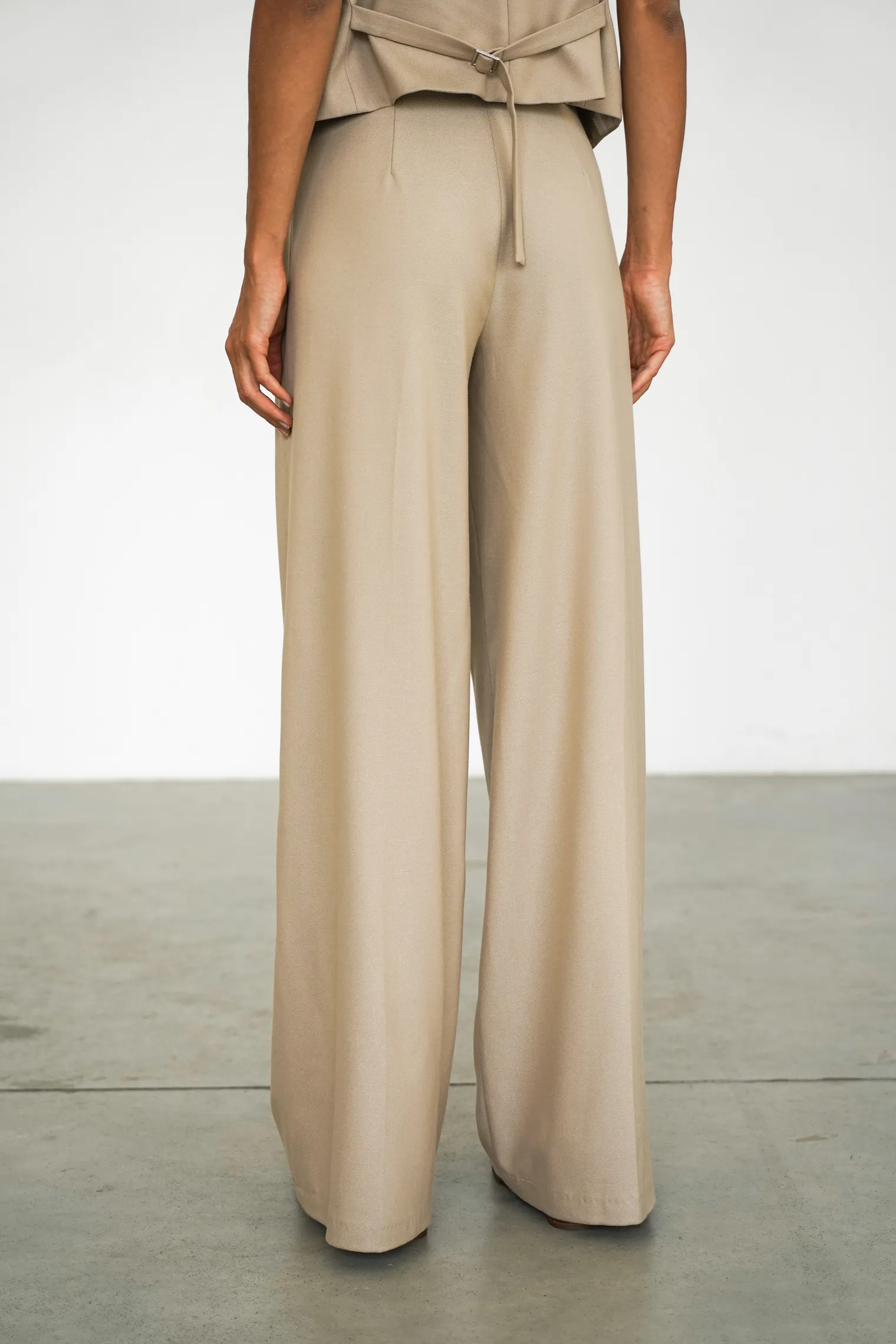 Брюки широкого кроя с завышенной талией со складками бежевого цвета фото 4