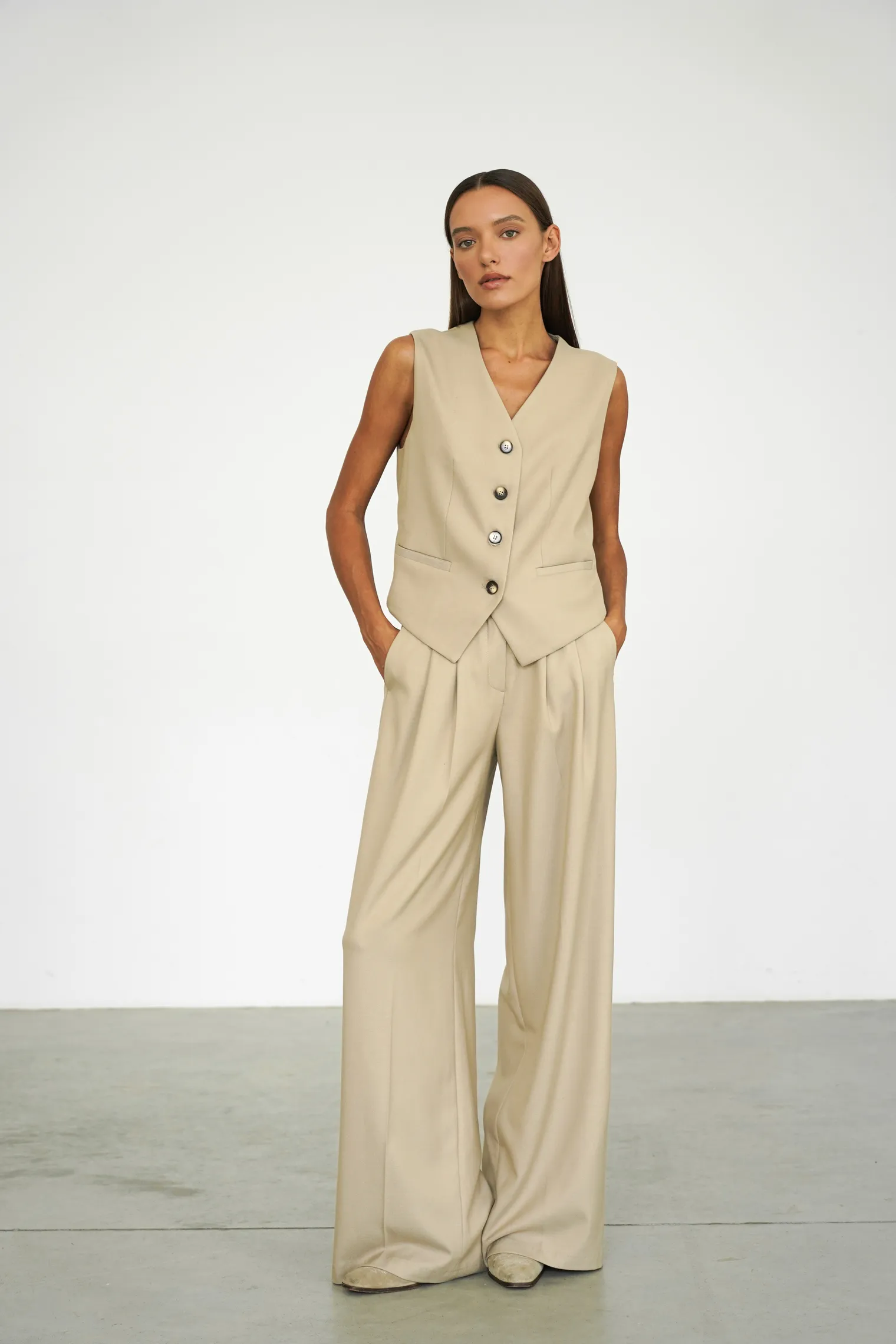 Брюки широкого кроя с завышенной талией со складками бежевого цвета фото 1