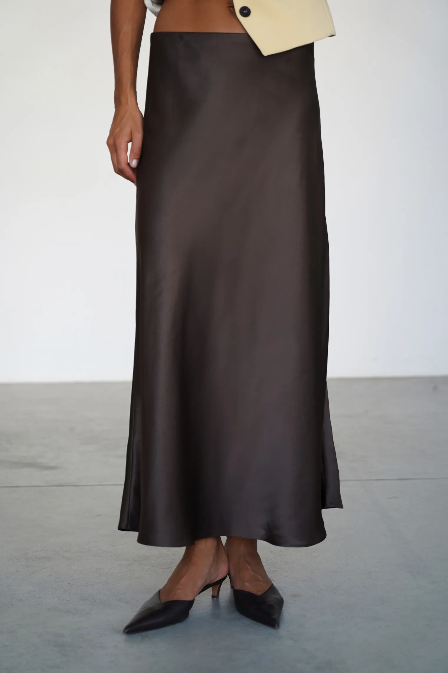 Юбка атласная удлиненная шоколадного цвета фото 6