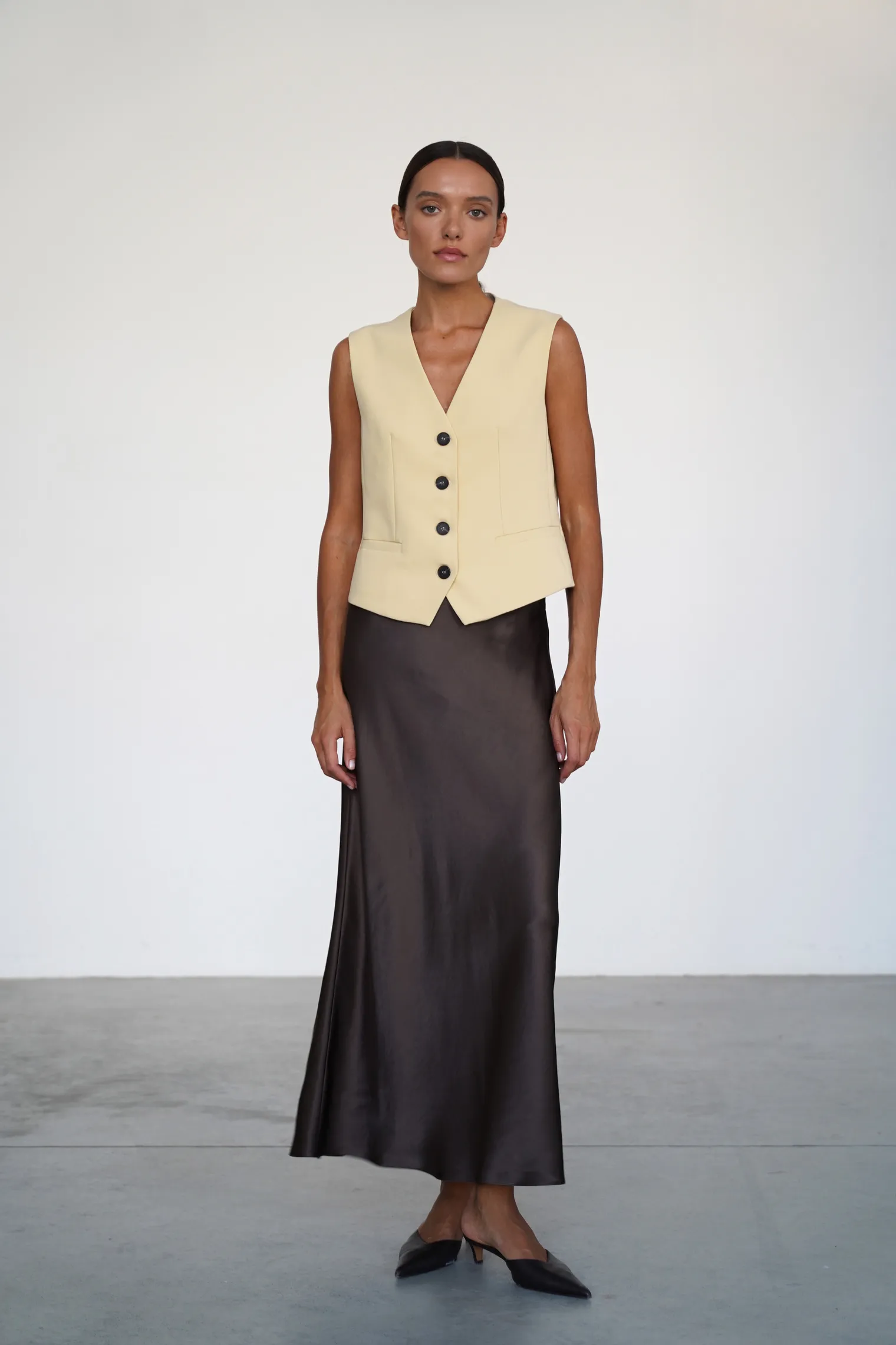 Юбка атласная удлиненная шоколадного цвета фото 5