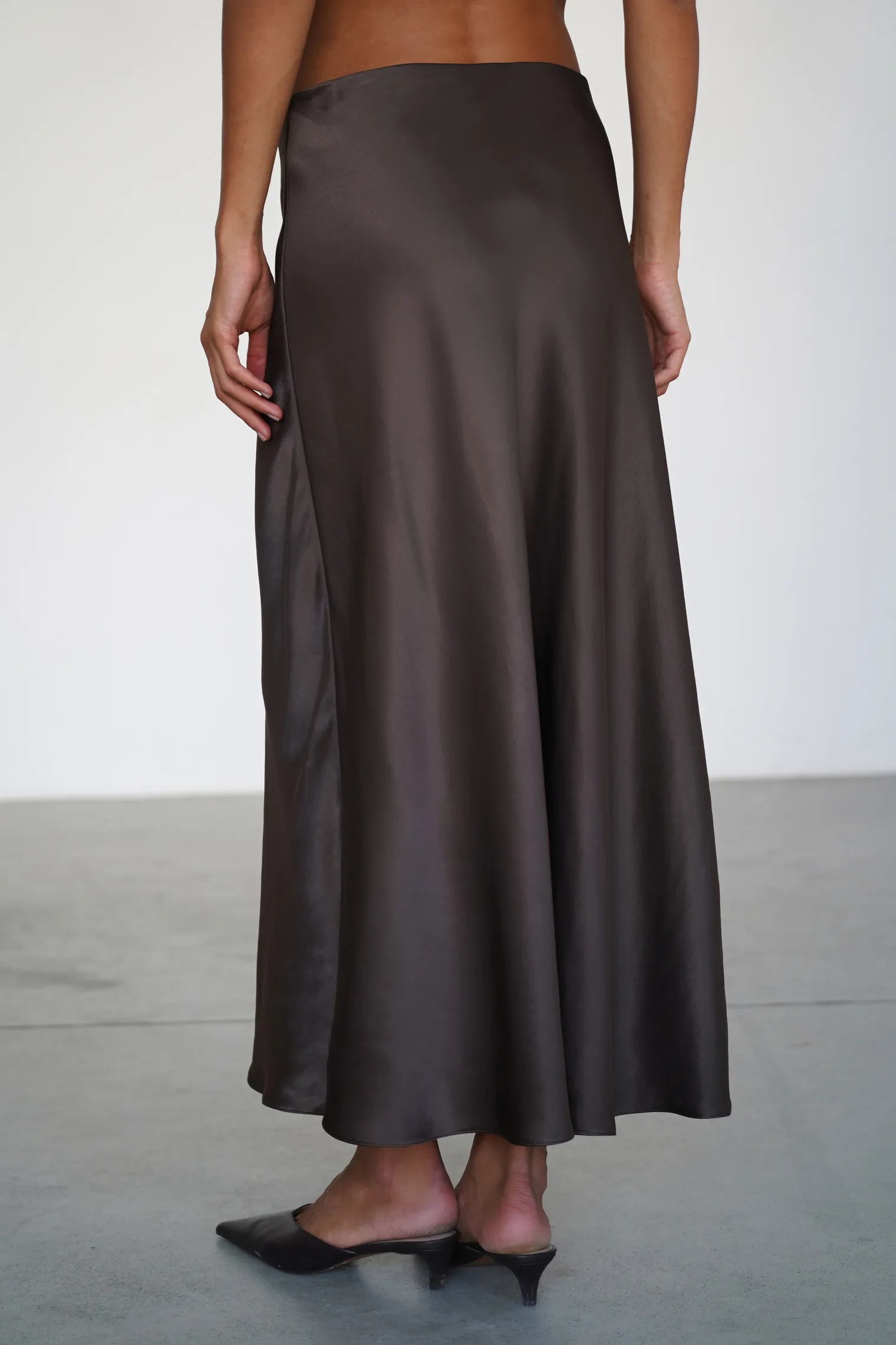 Юбка атласная удлиненная шоколадного цвета фото 4