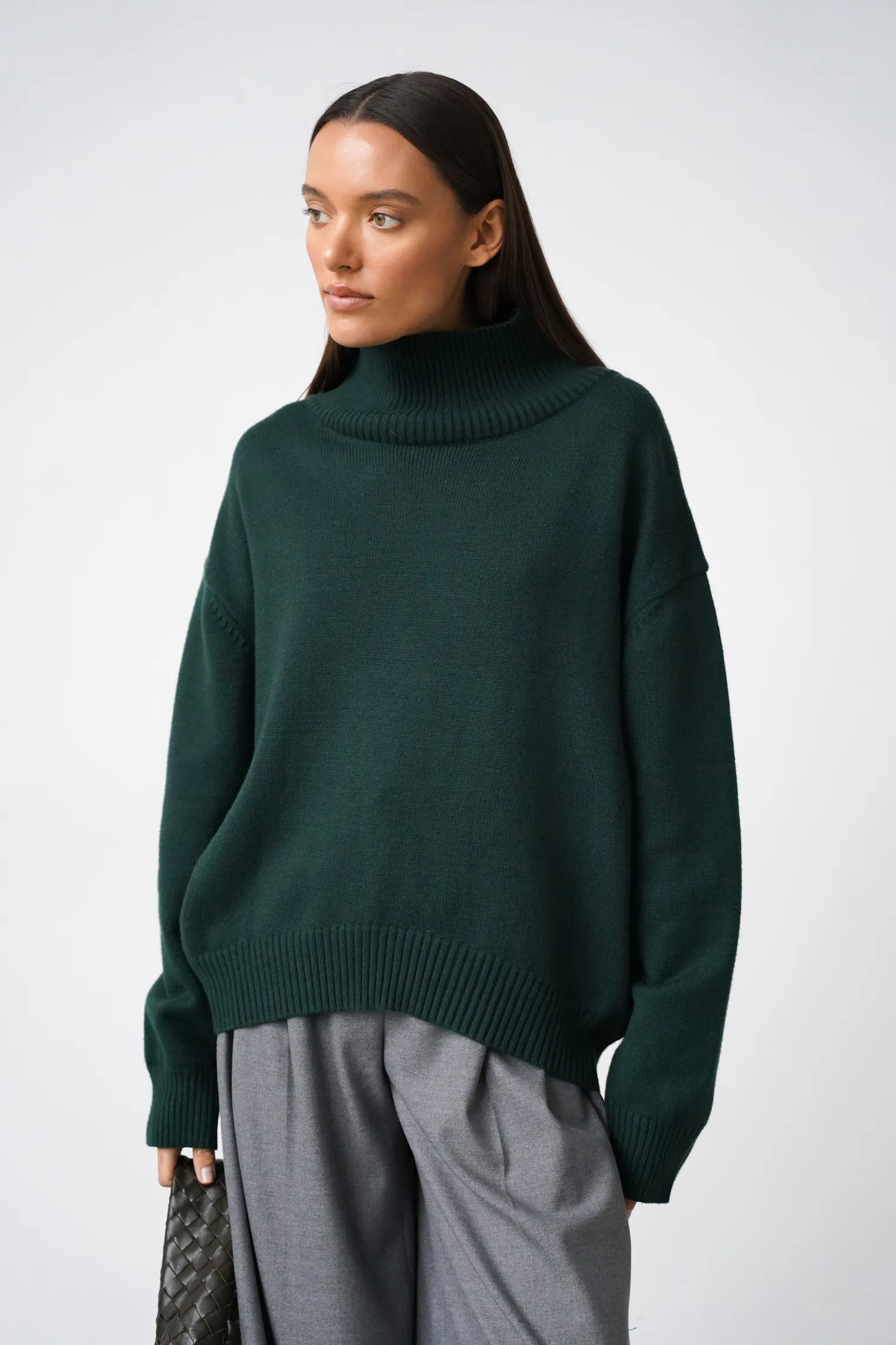 Джемпер мелкой вязки с высоким воротником цвета тайга фото 1