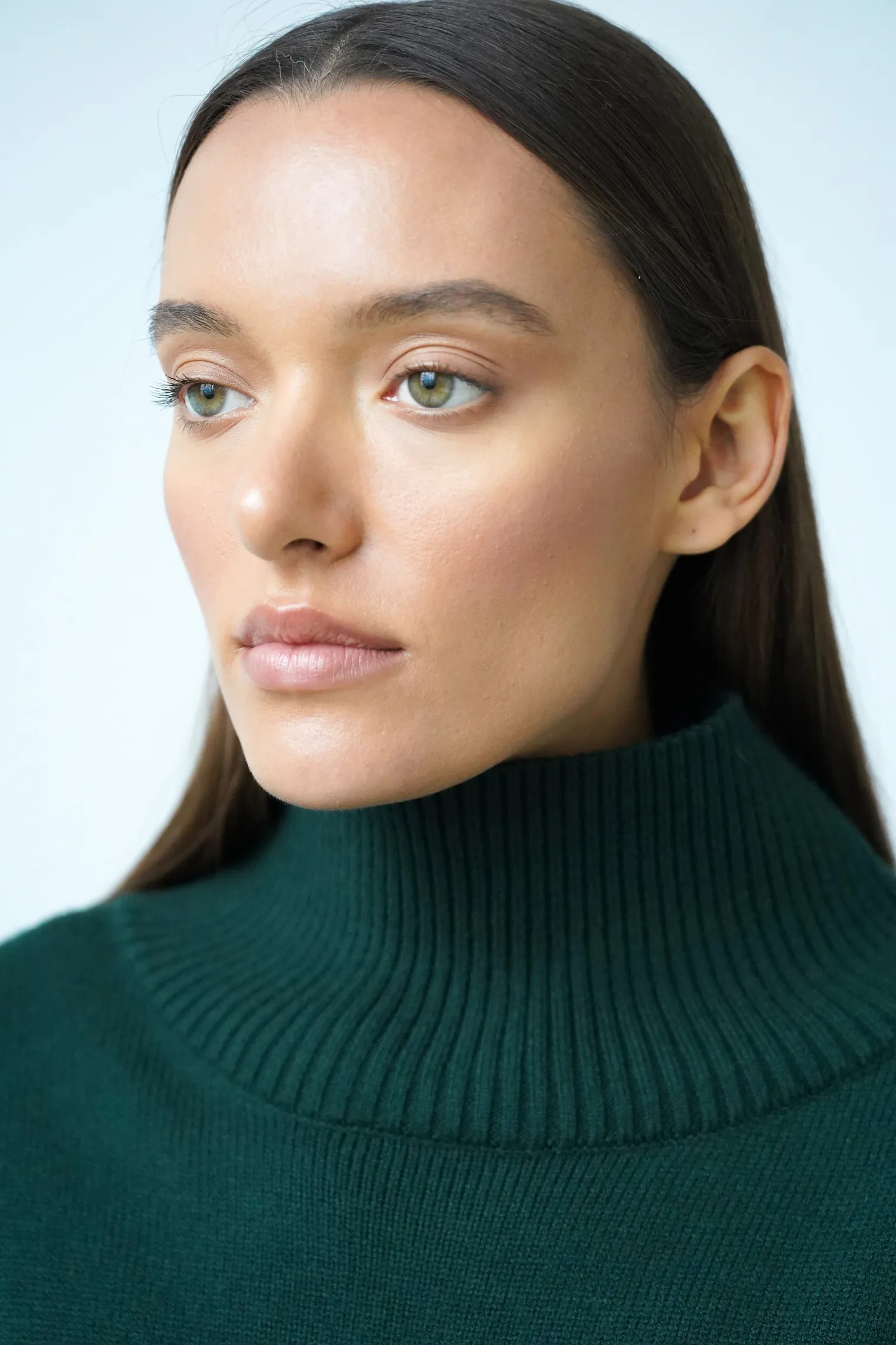 Джемпер мелкой вязки с высоким воротником цвета тайга фото 6