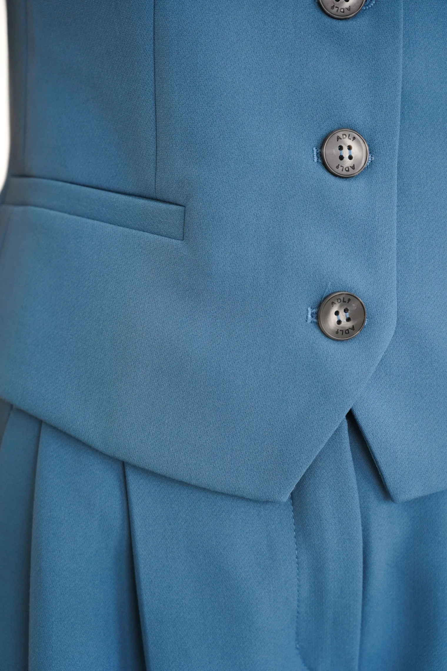 Однобортный жилет с пуговицами цвета деним фото 2