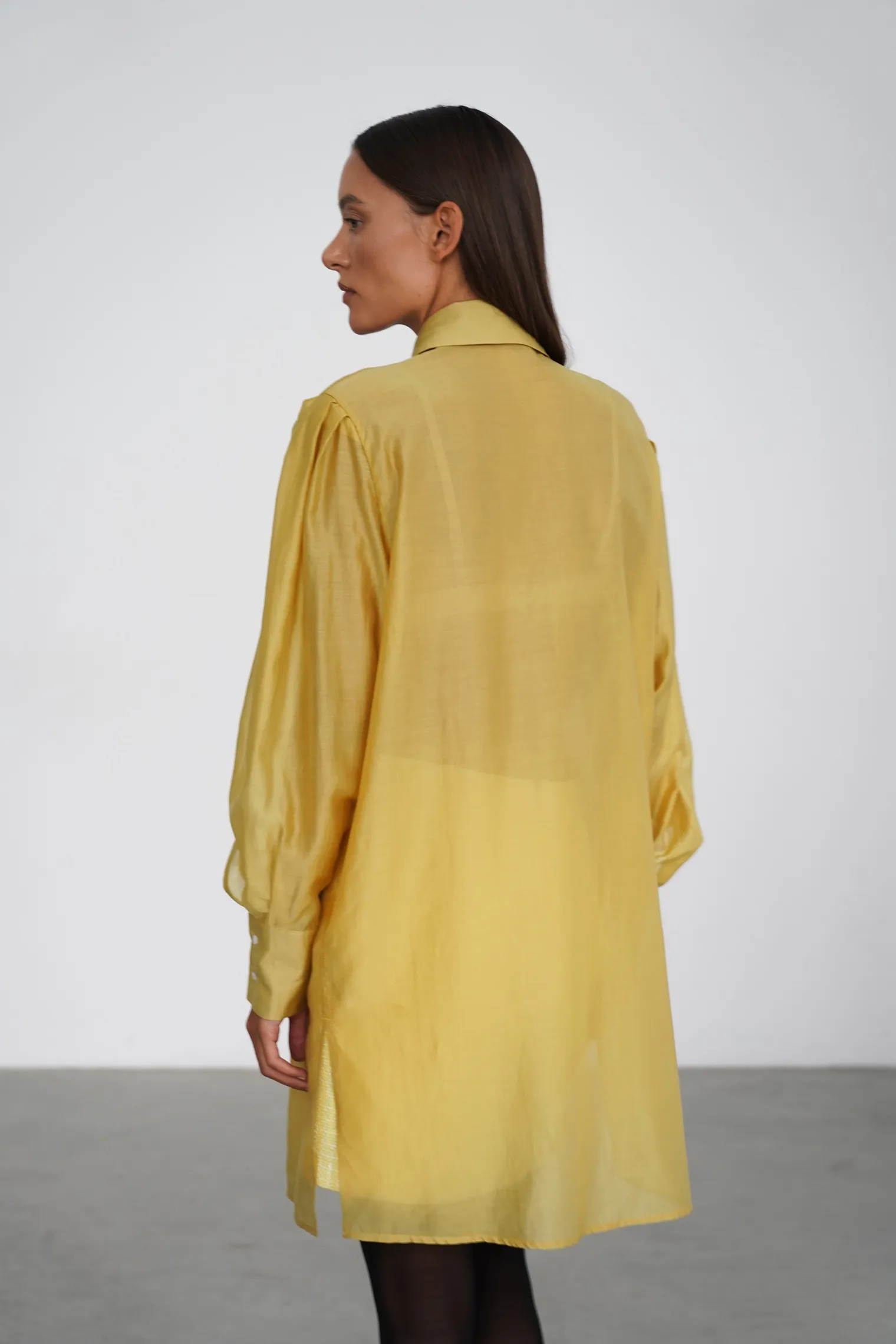 Рубашка из прозрачной ткани соломенного цвета фото 6