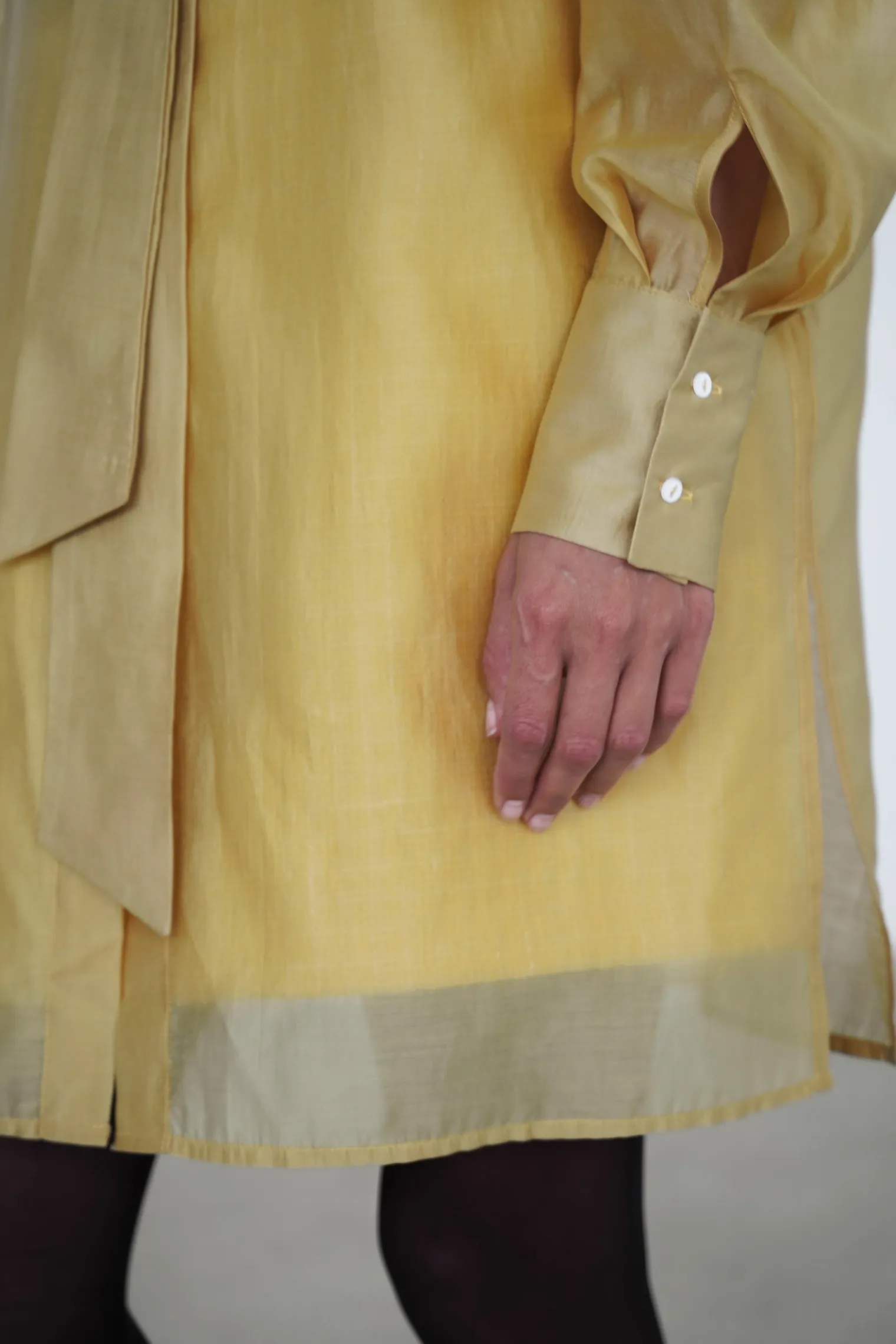 Рубашка из прозрачной ткани соломенного цвета фото 5