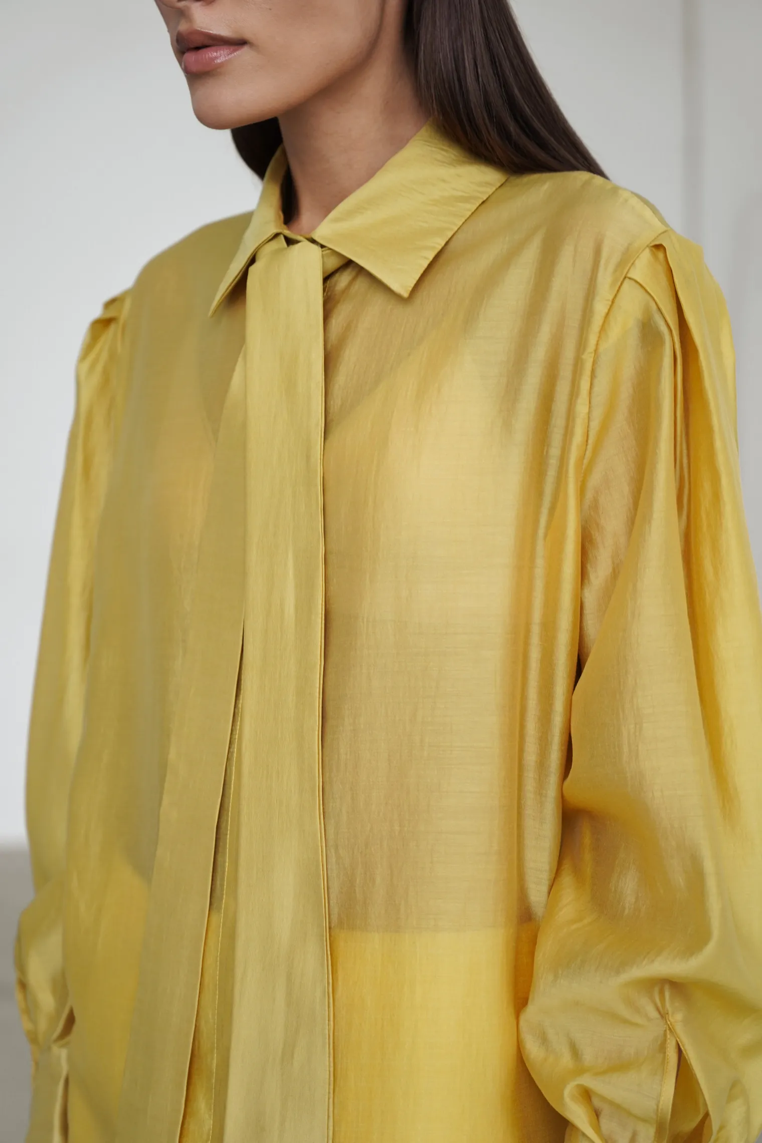 Рубашка из прозрачной ткани соломенного цвета фото 2