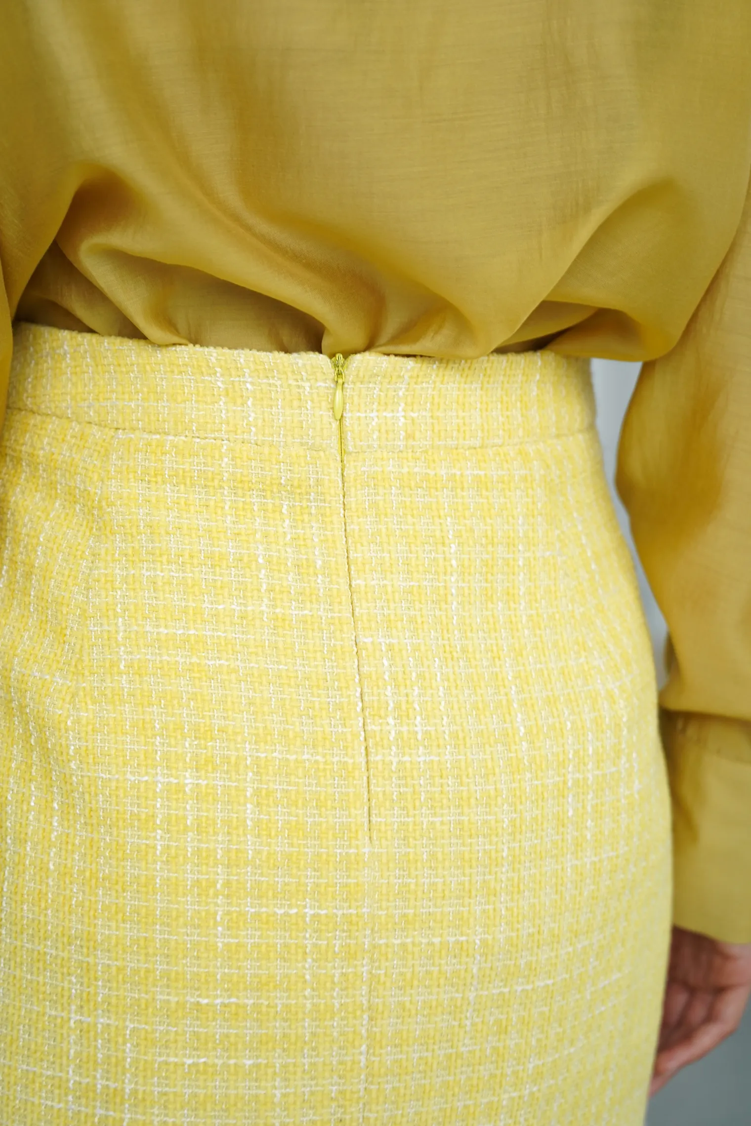 Юбка мини из твидовой ткани цвета молочный лимон фото 5