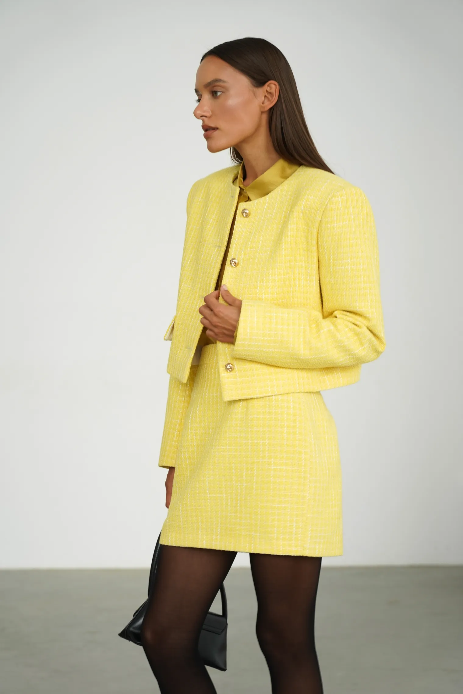 Юбка мини из твидовой ткани цвета молочный лимон фото 4