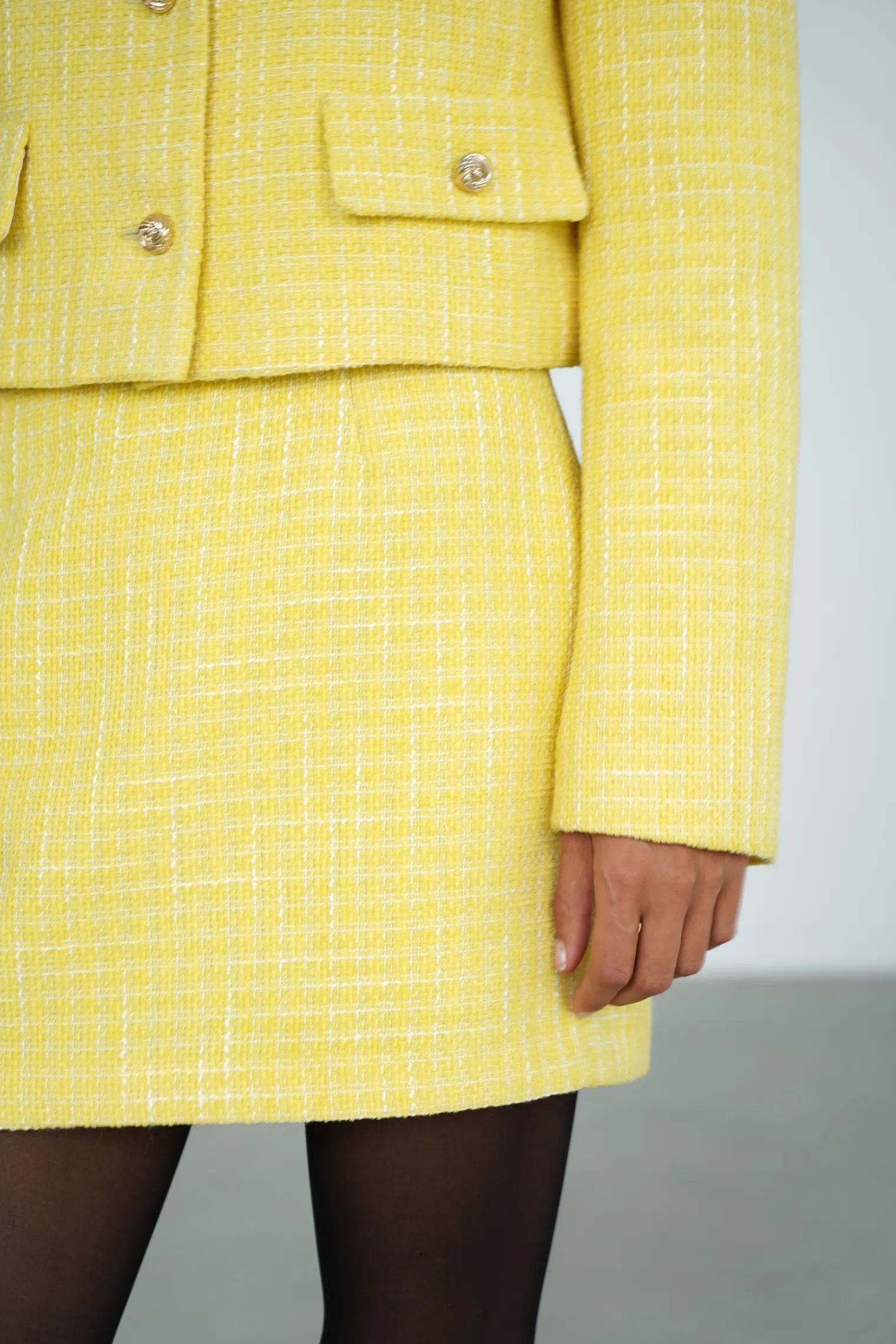 Юбка мини из твидовой ткани цвета молочный лимон фото 8