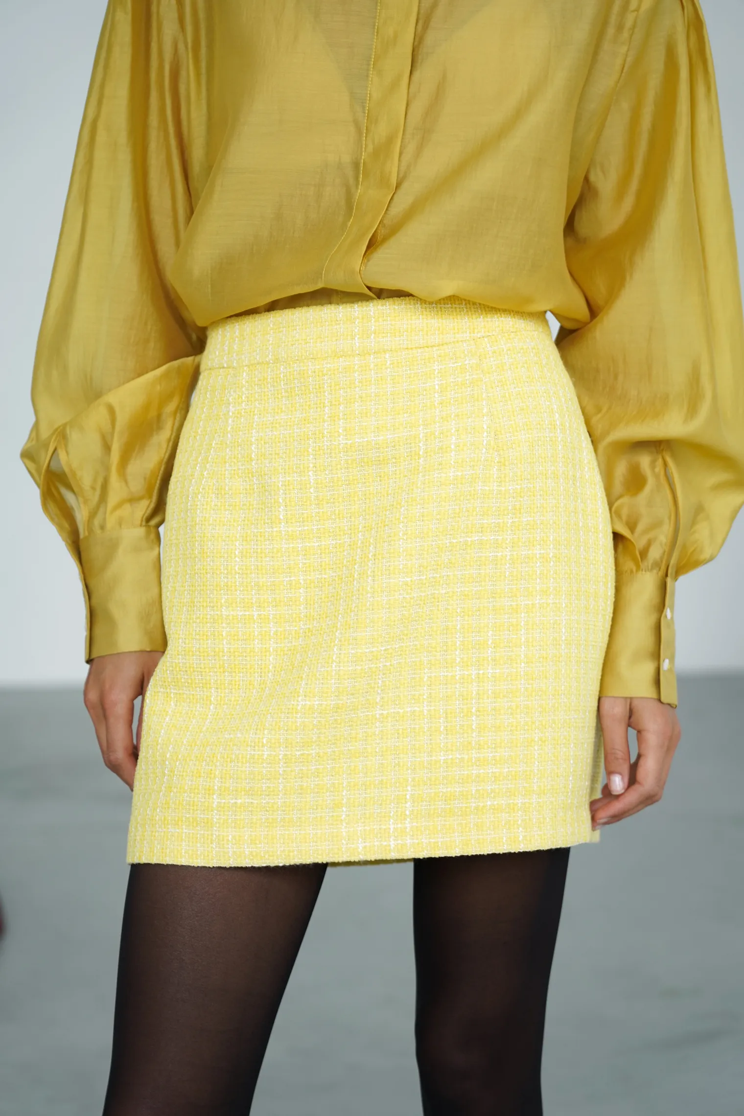 Юбка мини из твидовой ткани цвета молочный лимон фото 1