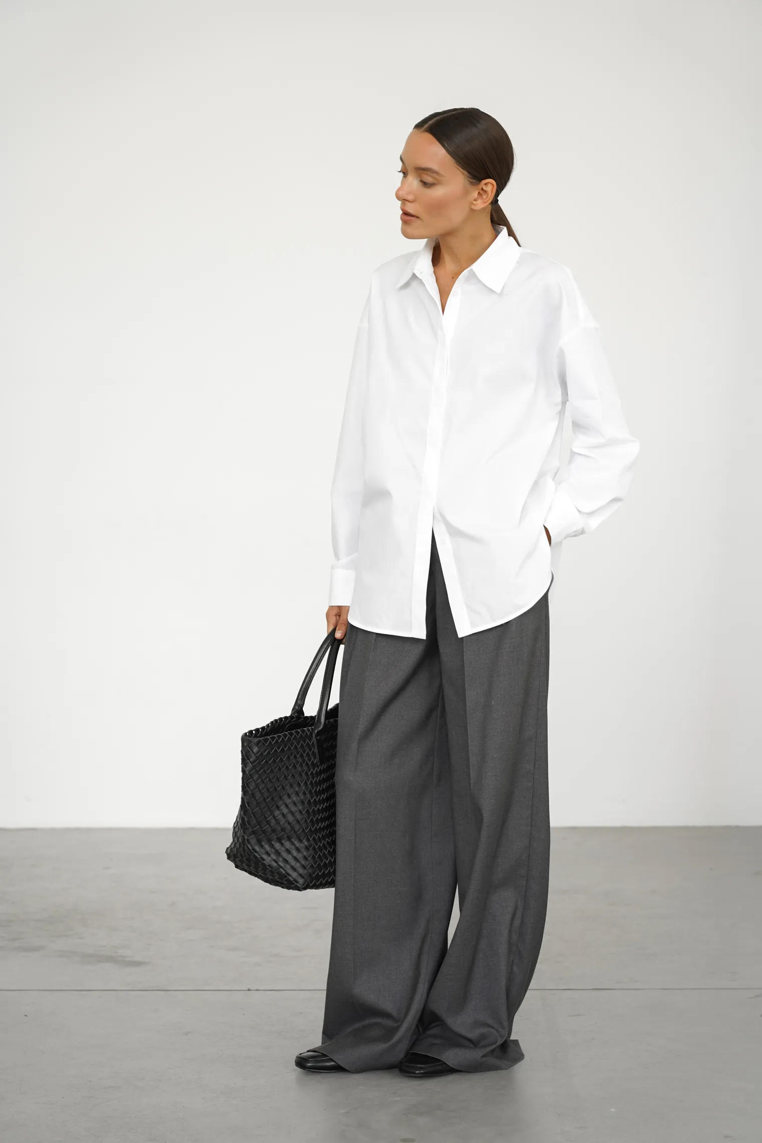 Рубашка свободного кроя белого цвета фото 5