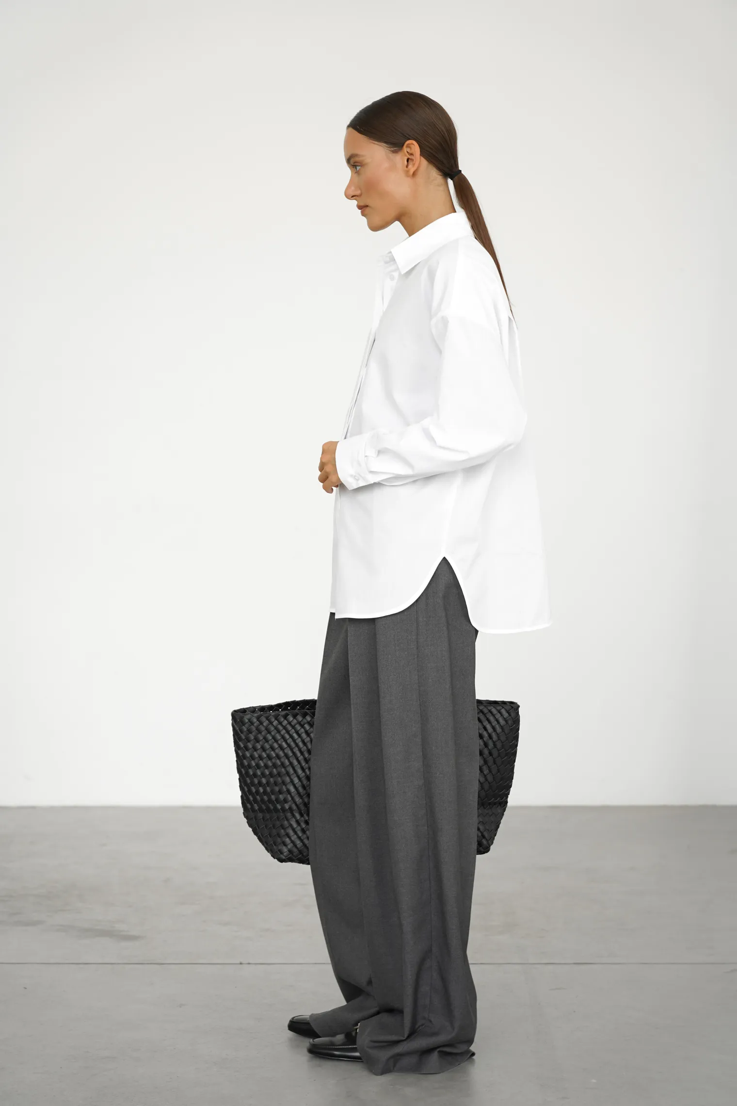 Рубашка свободного кроя белого цвета фото 6