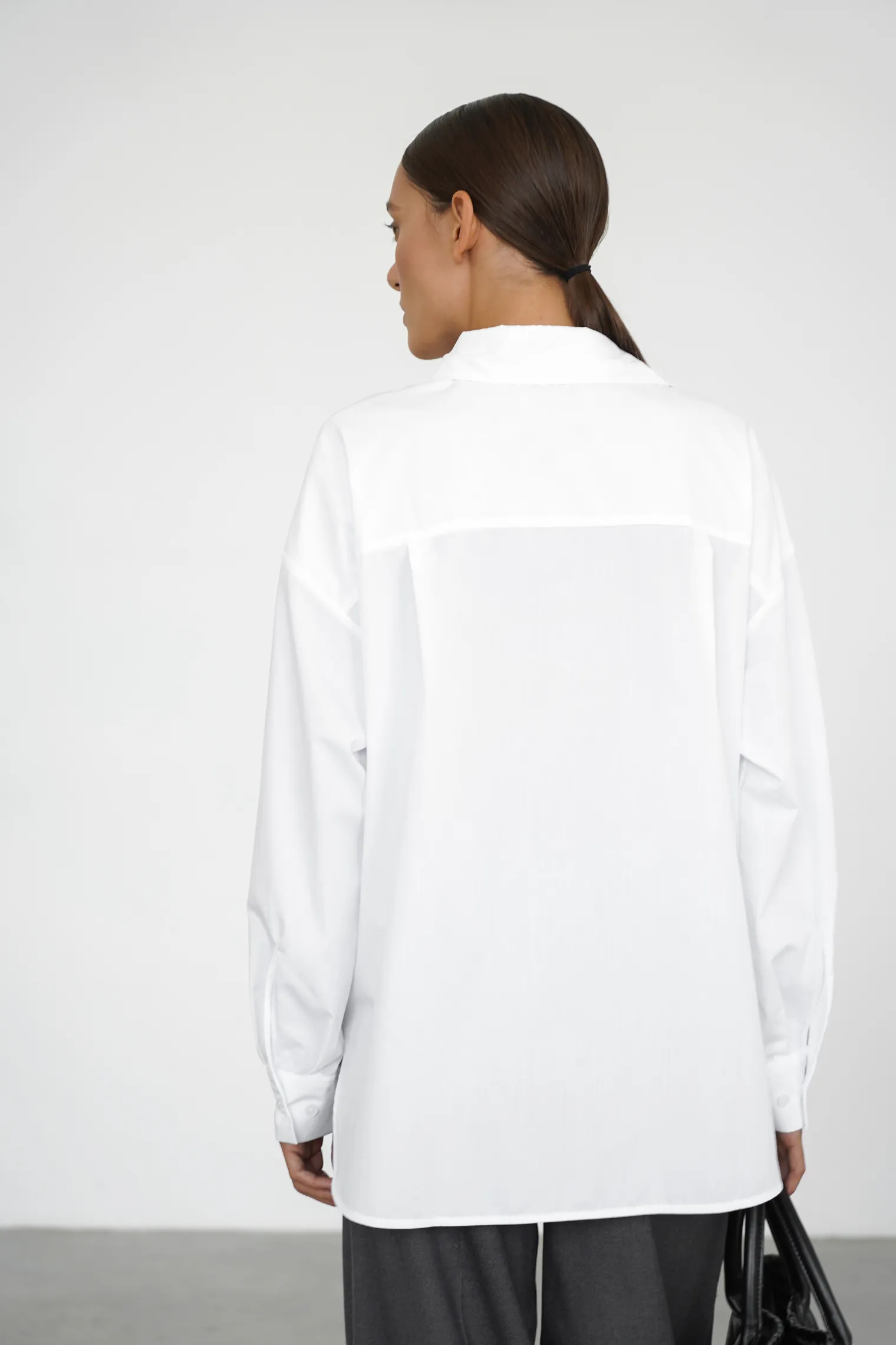 Рубашка свободного кроя белого цвета фото 4