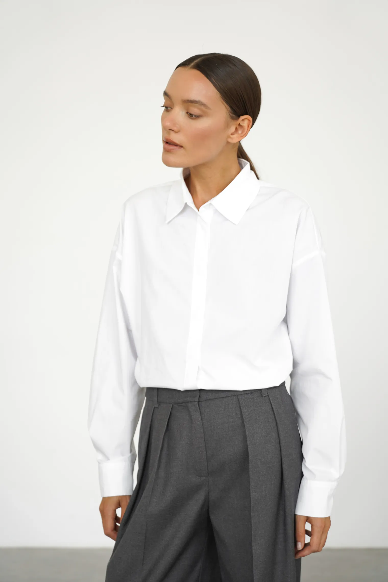 Рубашка свободного кроя белого цвета фото 7